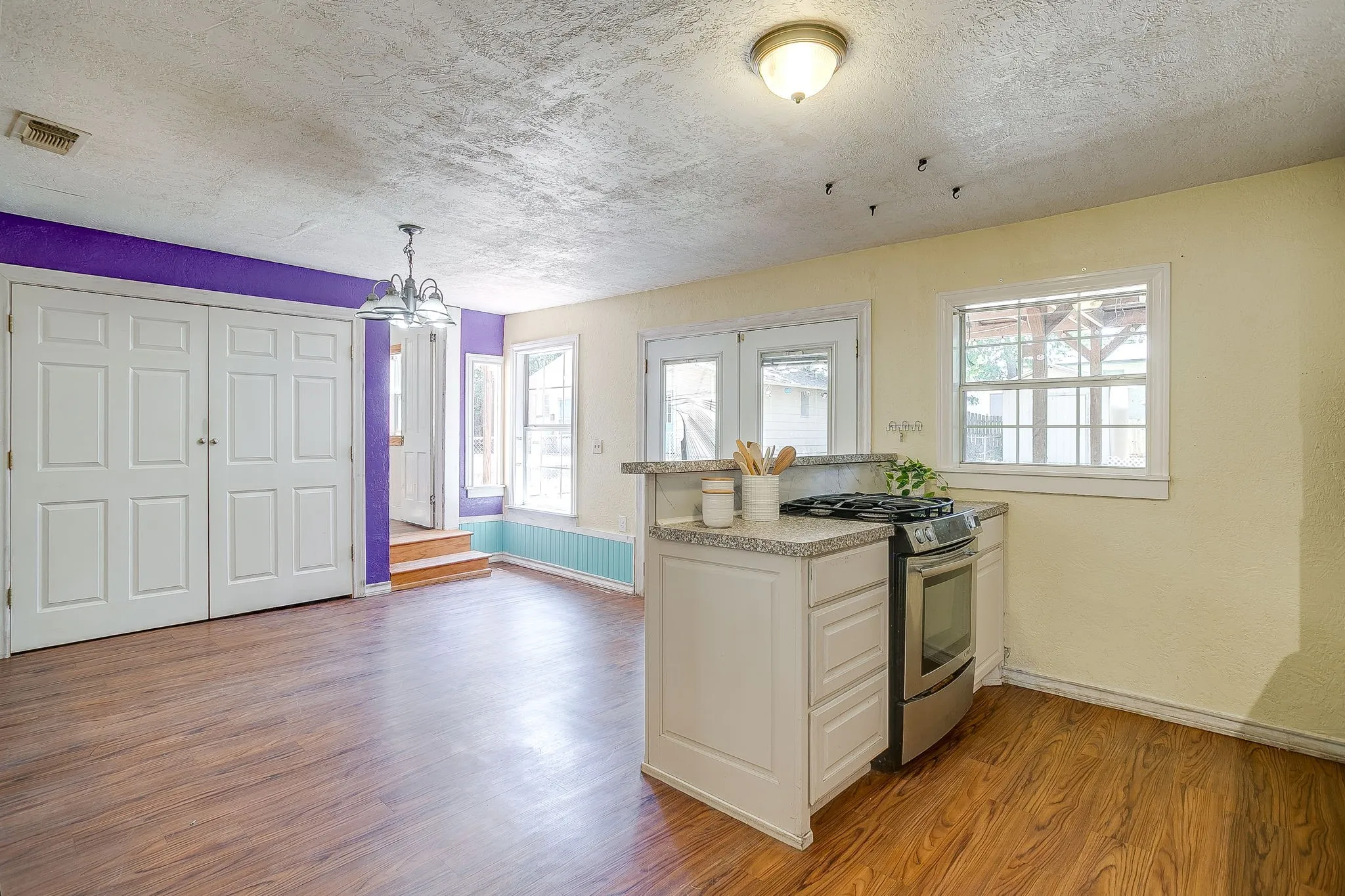 Single Family Residence For Sale in Parker County , 515 W Bridge Street, Weatherford, Texas 76086, 4 Bedroom, 3 Bathroom, 1 Garage spaces, 2,108 Sqft, built in 1895, mls#21360408, Real Estate Agent in Weatherford, Homes For Sale in Parker county, Homes For Sale in Weatherford, Realtor in Weatherford Texas, Real Estate Brokerage Independent Realty Texas, Luminita Cordes Realtor