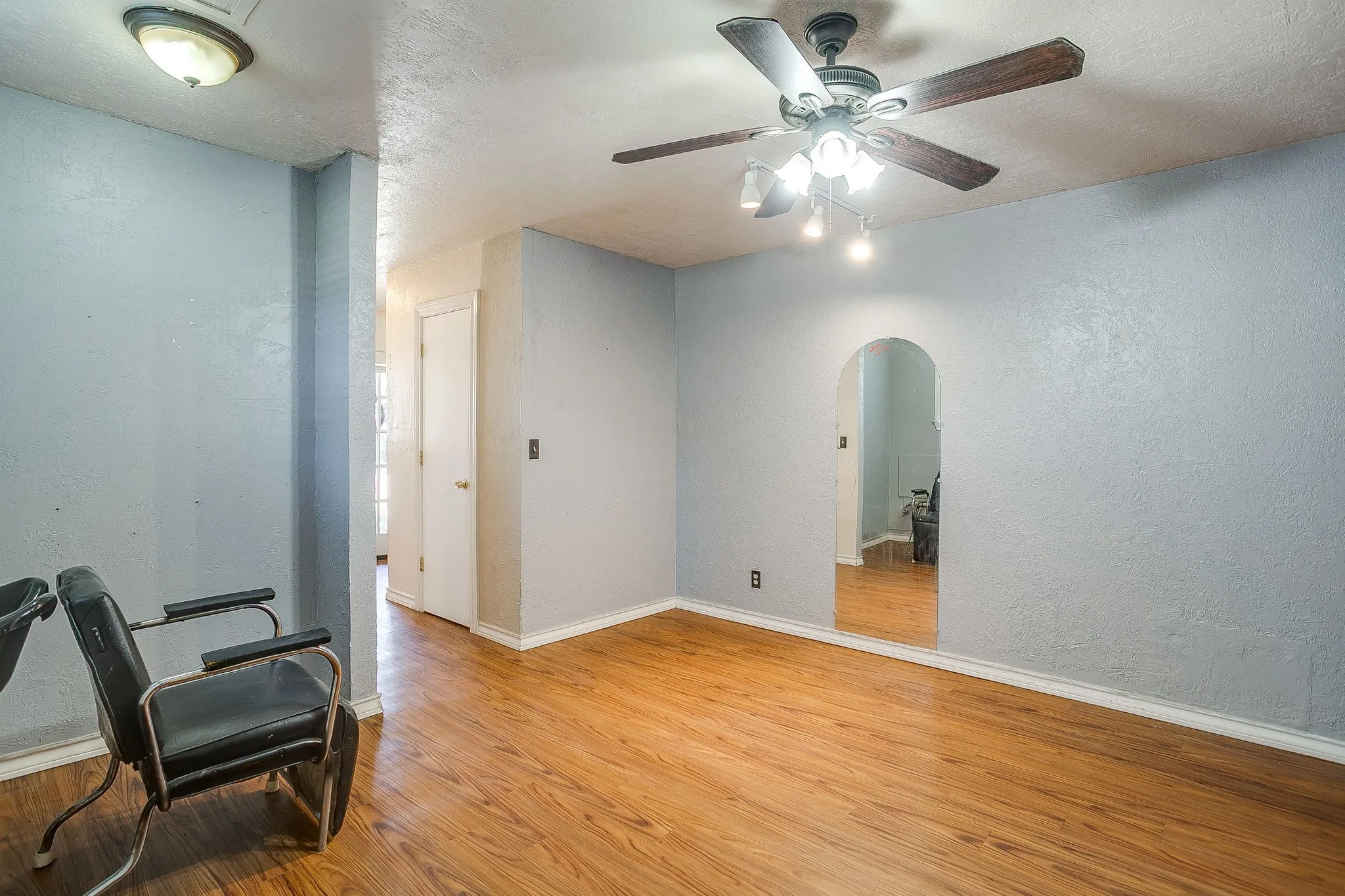 Single Family Residence For Sale in Parker County , 515 W Bridge Street, Weatherford, Texas 76086, 4 Bedroom, 3 Bathroom, 1 Garage spaces, 2,108 Sqft, built in 1895, mls#21360408, Real Estate Agent in Weatherford, Homes For Sale in Parker county, Homes For Sale in Weatherford, Realtor in Weatherford Texas, Real Estate Brokerage Independent Realty Texas, Luminita Cordes Realtor