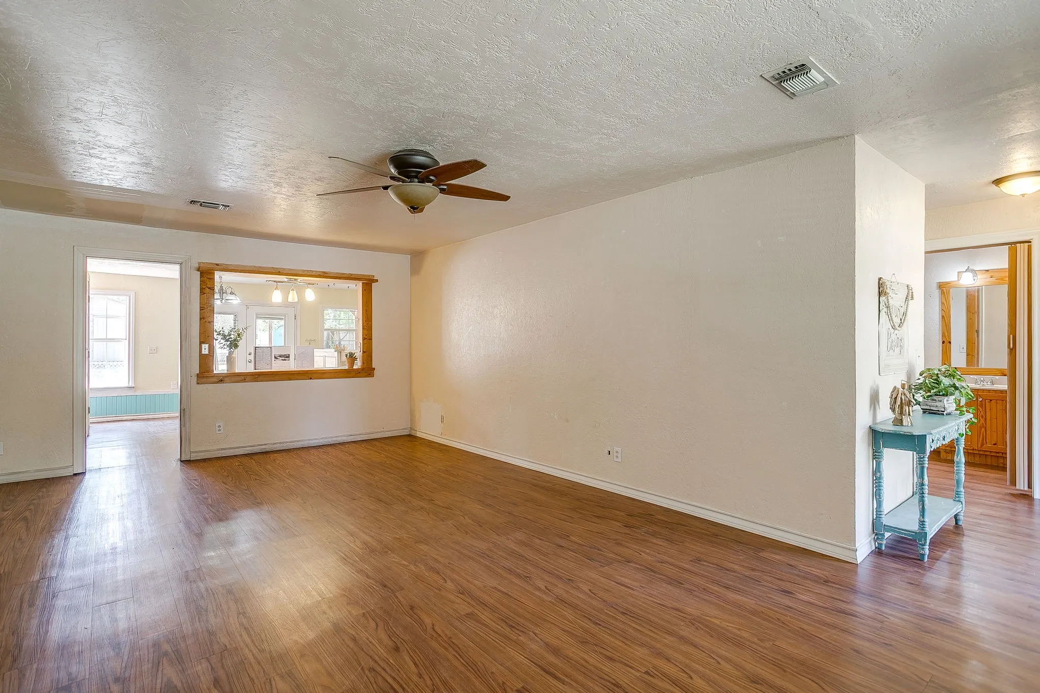 Single Family Residence For Sale in Parker County , 515 W Bridge Street, Weatherford, Texas 76086, 4 Bedroom, 3 Bathroom, 1 Garage spaces, 2,108 Sqft, built in 1895, mls#21360408, Real Estate Agent in Weatherford, Homes For Sale in Parker county, Homes For Sale in Weatherford, Realtor in Weatherford Texas, Real Estate Brokerage Independent Realty Texas, Luminita Cordes Realtor