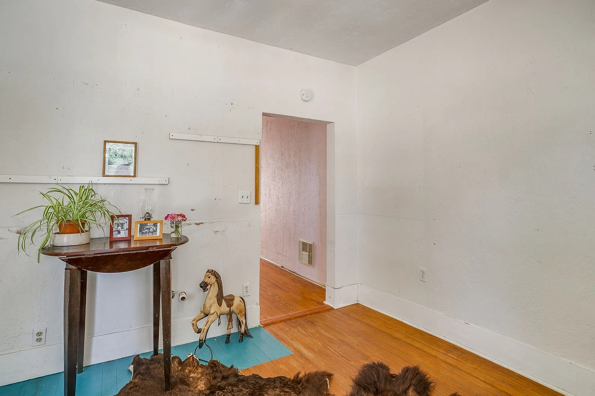 Single Family Residence For Sale in Parker County , 515 W Bridge Street, Weatherford, Texas 76086, 4 Bedroom, 3 Bathroom, 1 Garage spaces, 2,108 Sqft, built in 1895, mls#21360408, Real Estate Agent in Weatherford, Homes For Sale in Parker county, Homes For Sale in Weatherford, Realtor in Weatherford Texas, Real Estate Brokerage Independent Realty Texas, Luminita Cordes Realtor