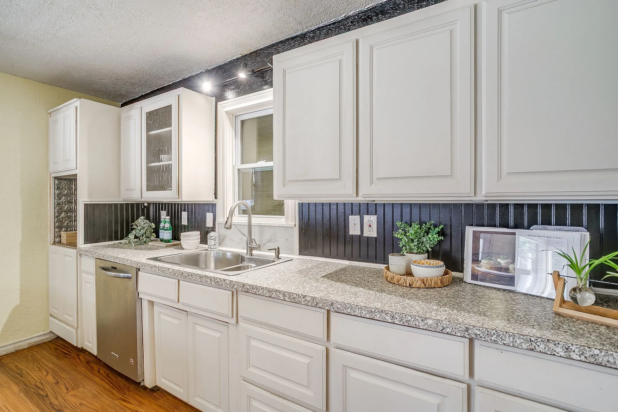 Single Family Residence For Sale in Parker County , 515 W Bridge Street, Weatherford, Texas 76086, 4 Bedroom, 3 Bathroom, 1 Garage spaces, 2,108 Sqft, built in 1895, mls#21360408, Real Estate Agent in Weatherford, Homes For Sale in Parker county, Homes For Sale in Weatherford, Realtor in Weatherford Texas, Real Estate Brokerage Independent Realty Texas, Luminita Cordes Realtor