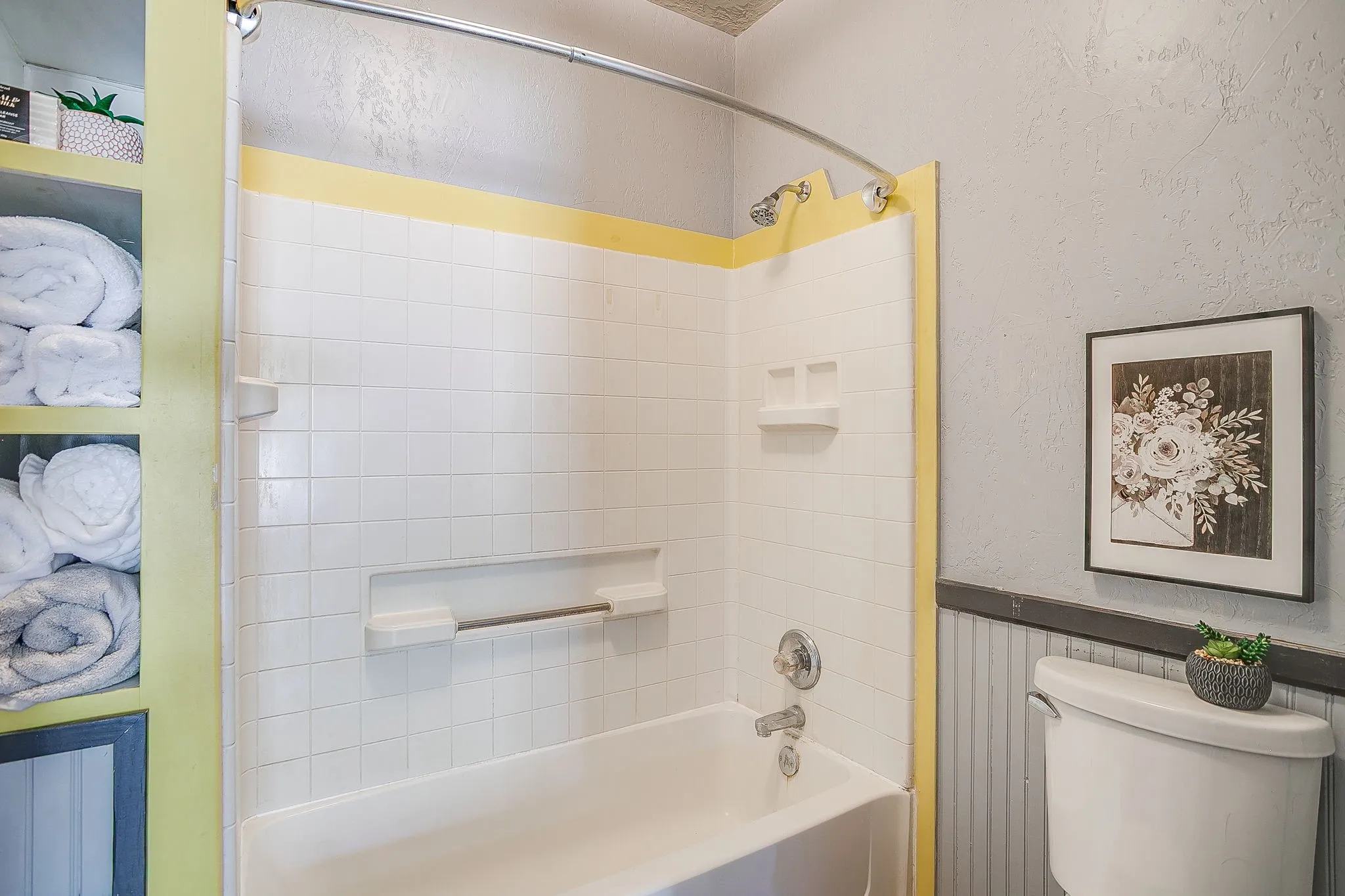 Single Family Residence For Sale in Parker County , 515 W Bridge Street, Weatherford, Texas 76086, 4 Bedroom, 3 Bathroom, 1 Garage spaces, 2,108 Sqft, built in 1895, mls#21360408, Real Estate Agent in Weatherford, Homes For Sale in Parker county, Homes For Sale in Weatherford, Realtor in Weatherford Texas, Real Estate Brokerage Independent Realty Texas, Luminita Cordes Realtor