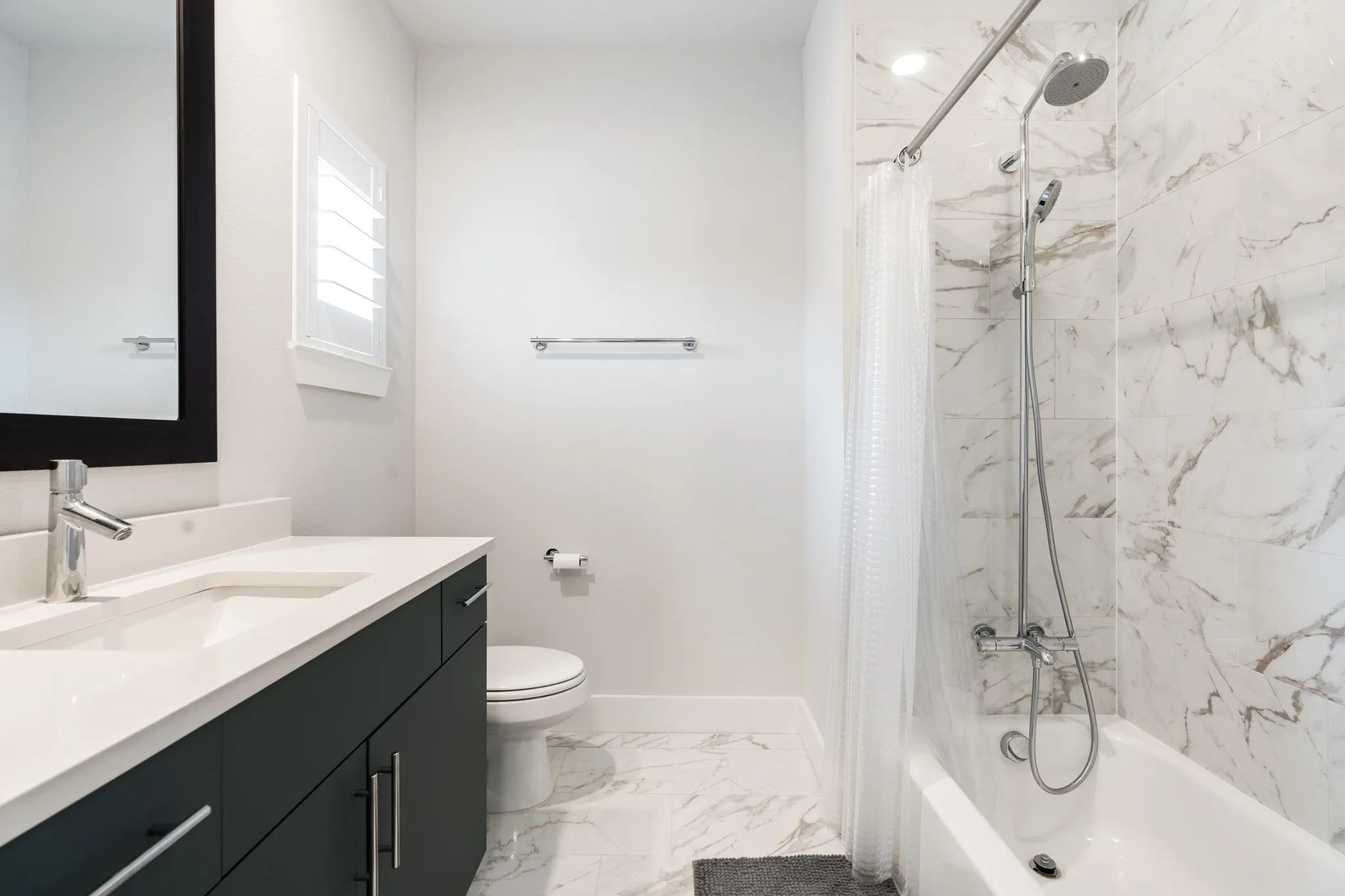 Upstairs en suite bathroom