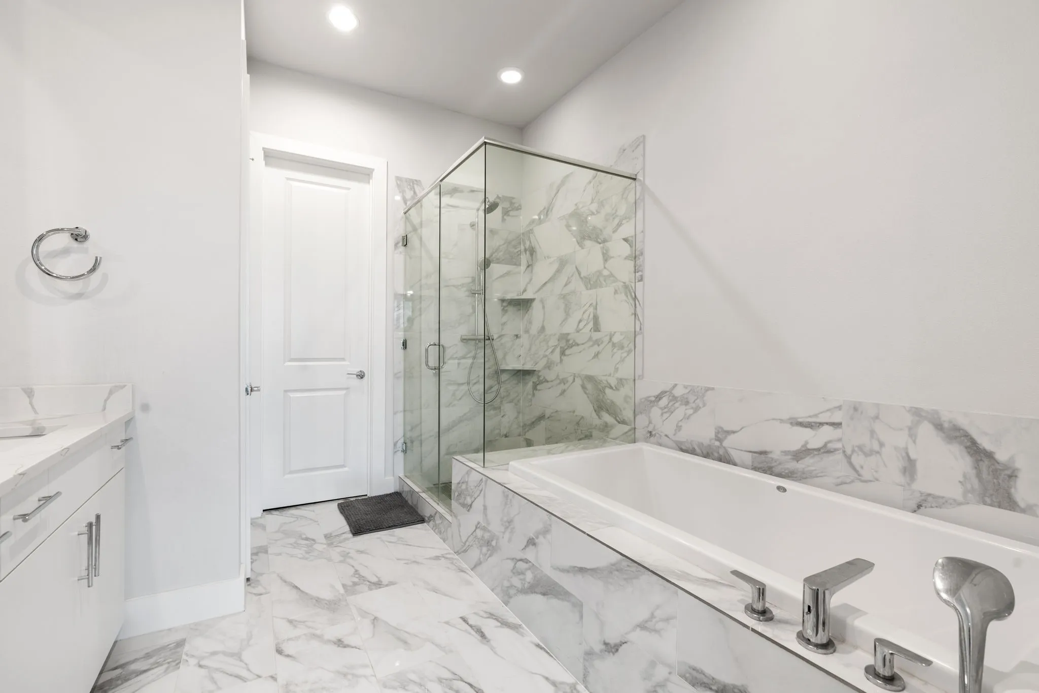 Primary en suite bathroom
