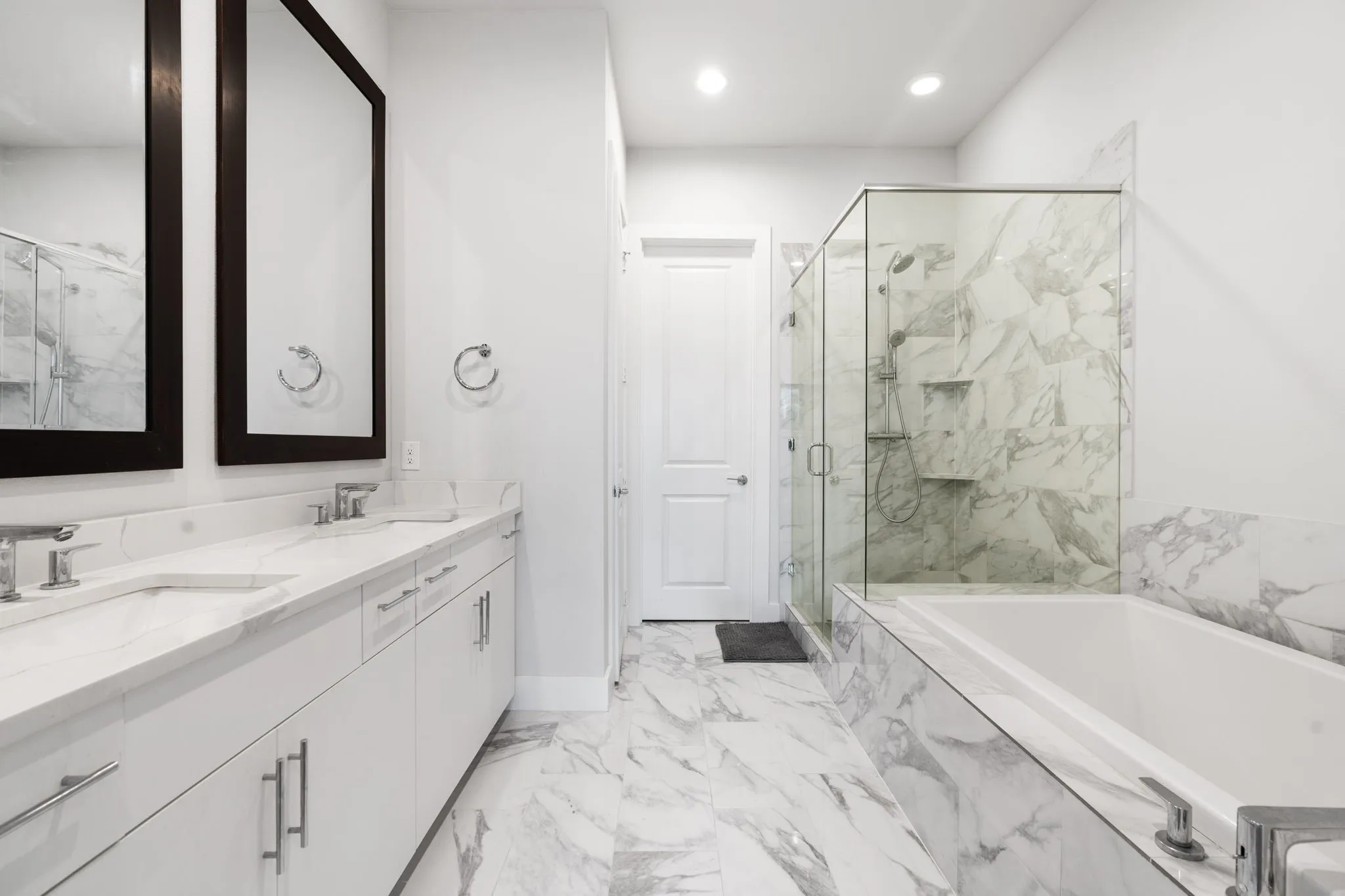 Primary en suite bathroom