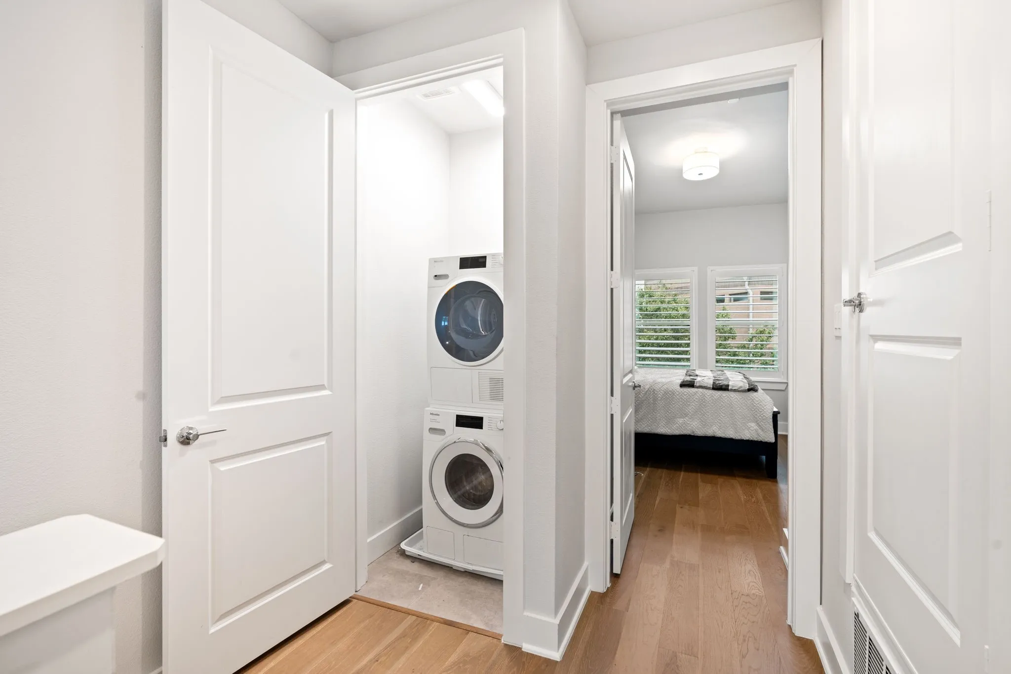 Townhouse For Sale in Dallas County , 381 E Greenbriar Lane 1603, Dallas, Texas 75203, 3 Bedroom, 4 Bathroom, 2 Garage spaces, 2,397 Sqft, built in 2023, mls#21363470, Real Estate Agent in Dallas, Homes For Sale in Dallas county, Homes For Sale in Dallas, Realtor in Dallas Texas, Real Estate Brokerage Independent Realty Texas, Luminita Cordes Realtor