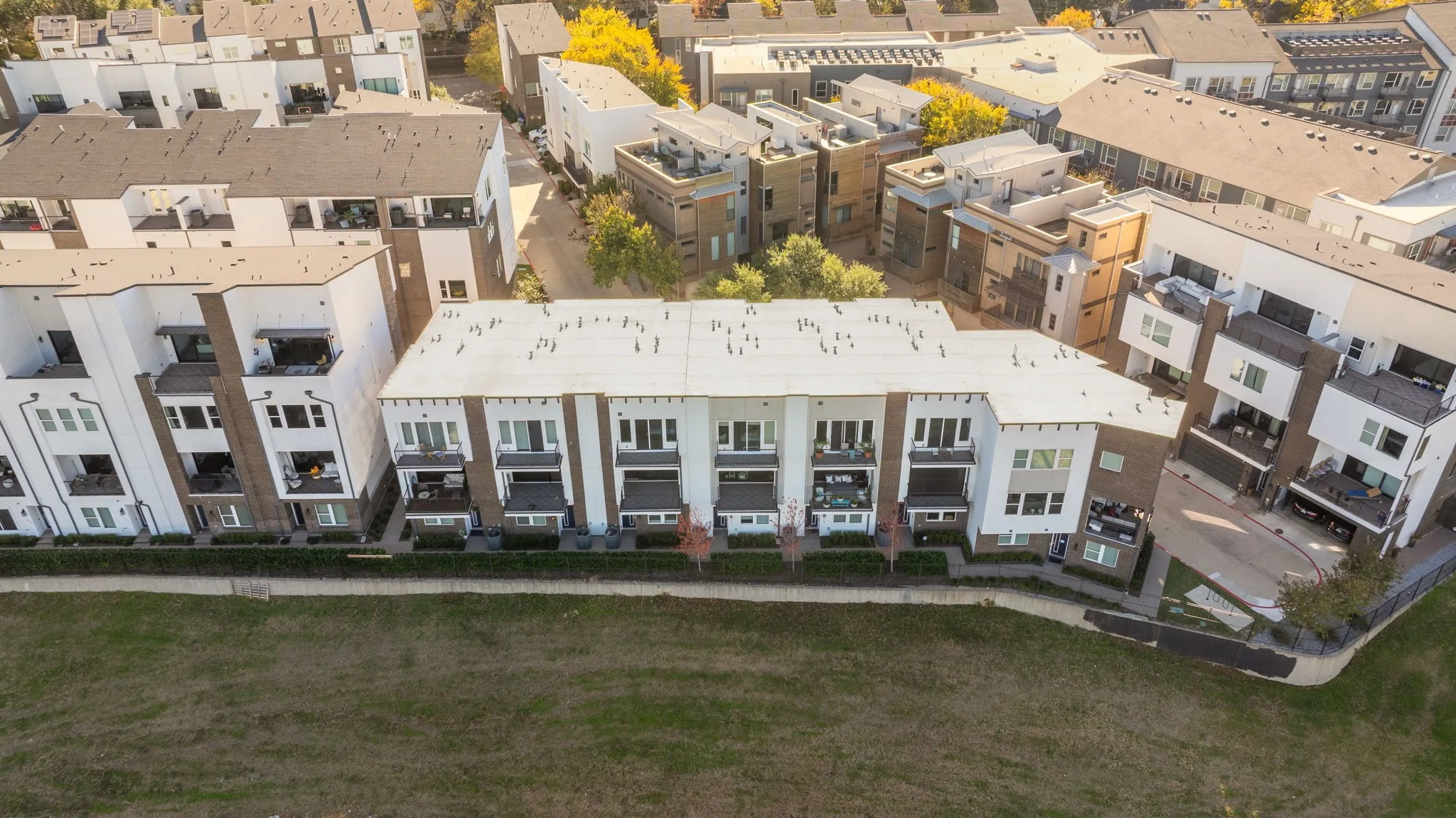 Townhouse For Sale in Dallas County , 381 E Greenbriar Lane 1603, Dallas, Texas 75203, 3 Bedroom, 4 Bathroom, 2 Garage spaces, 2,397 Sqft, built in 2023, mls#21363470, Real Estate Agent in Dallas, Homes For Sale in Dallas county, Homes For Sale in Dallas, Realtor in Dallas Texas, Real Estate Brokerage Independent Realty Texas, Luminita Cordes Realtor