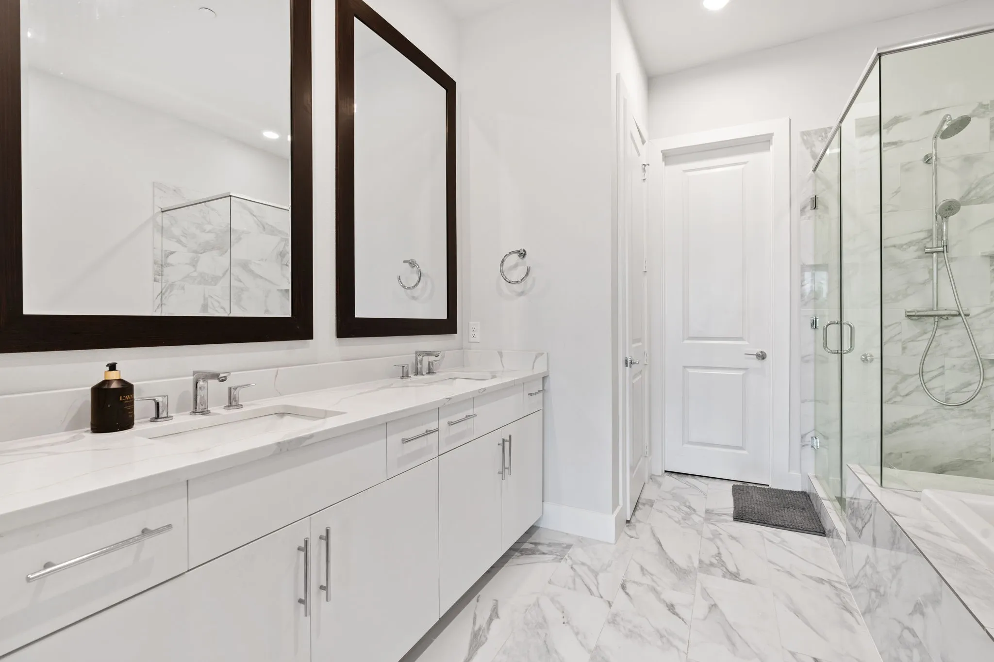 Primary en suite bathroom