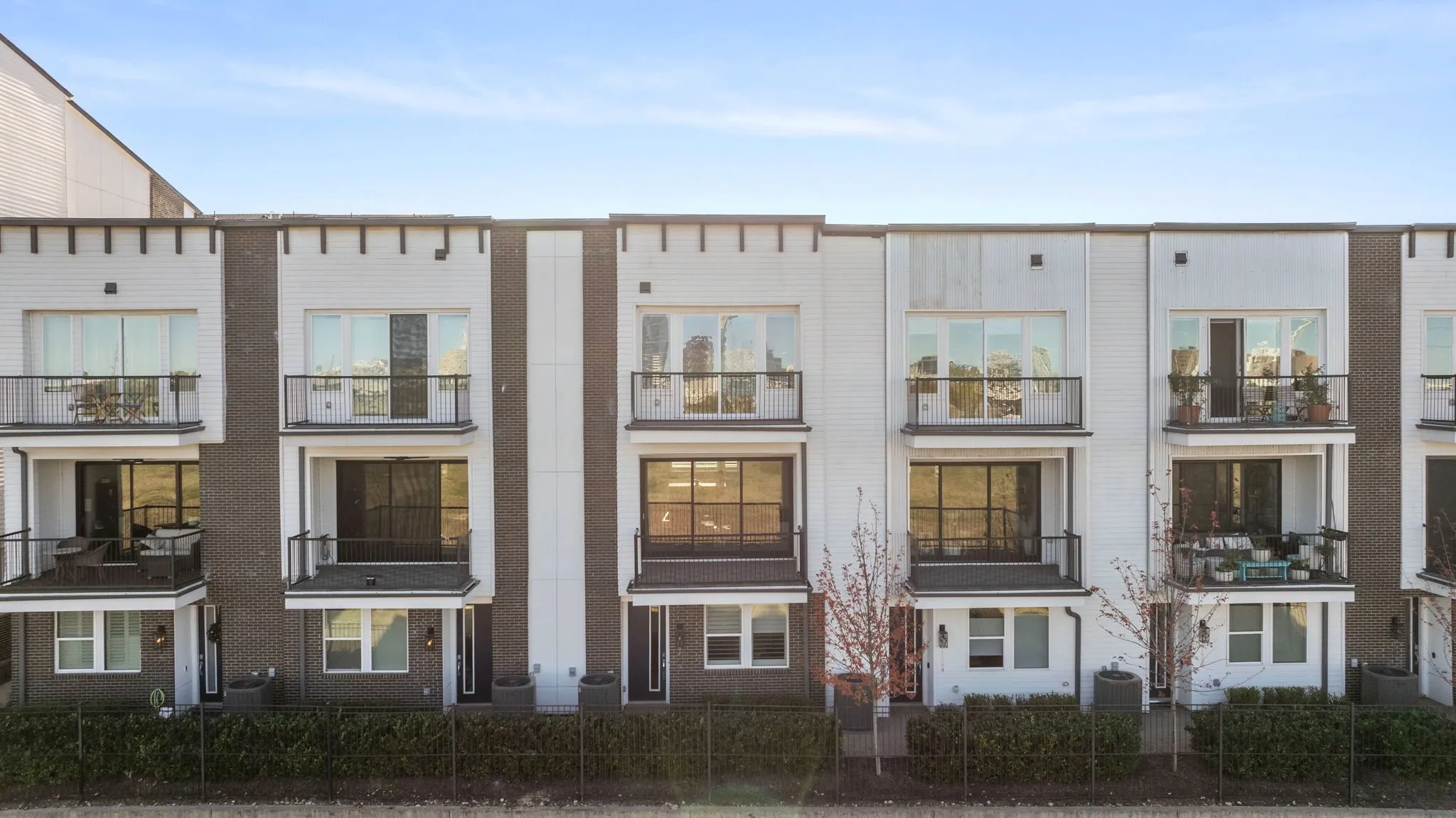 Townhouse For Sale in Dallas County , 381 E Greenbriar Lane 1603, Dallas, Texas 75203, 3 Bedroom, 4 Bathroom, 2 Garage spaces, 2,397 Sqft, built in 2023, mls#21363470, Real Estate Agent in Dallas, Homes For Sale in Dallas county, Homes For Sale in Dallas, Realtor in Dallas Texas, Real Estate Brokerage Independent Realty Texas, Luminita Cordes Realtor
