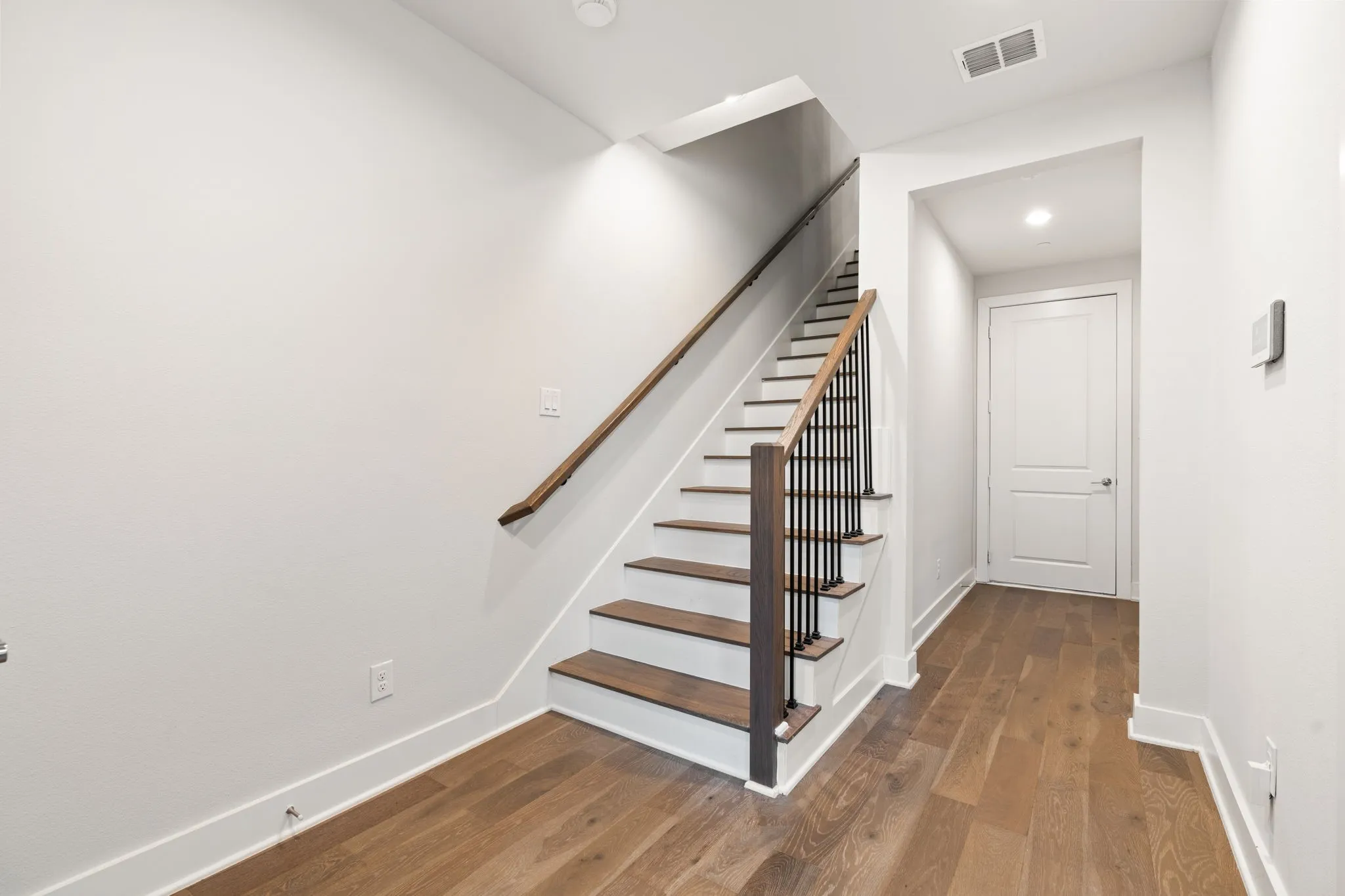 Townhouse For Sale in Dallas County , 381 E Greenbriar Lane 1603, Dallas, Texas 75203, 3 Bedroom, 4 Bathroom, 2 Garage spaces, 2,397 Sqft, built in 2023, mls#21363470, Real Estate Agent in Dallas, Homes For Sale in Dallas county, Homes For Sale in Dallas, Realtor in Dallas Texas, Real Estate Brokerage Independent Realty Texas, Luminita Cordes Realtor