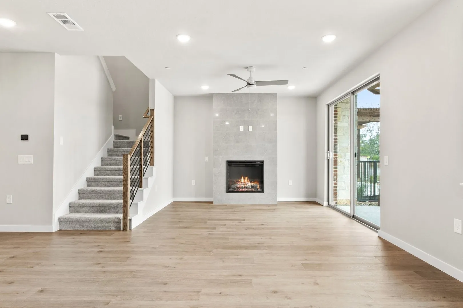 008-2888Enfield-TheColony-TX-75056-Living.jpg-SMALL