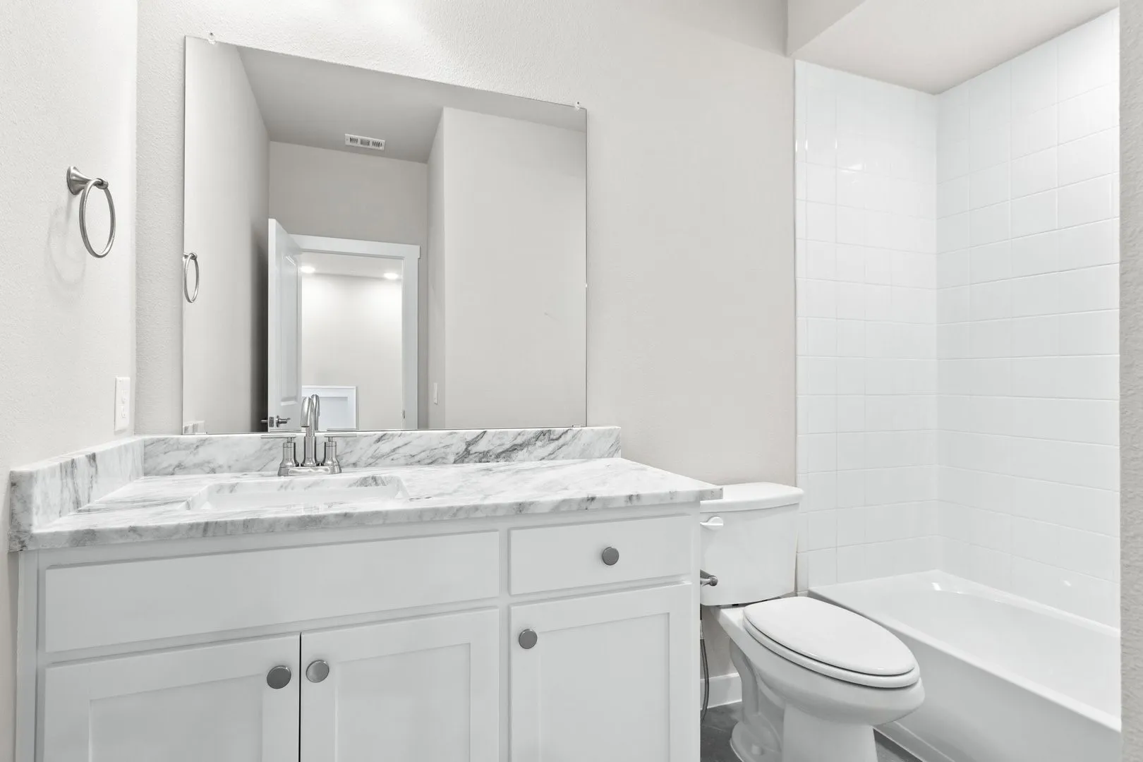 026-2888Enfield-TheColony-TX-75056-Bathroom3.jpg-SMALL