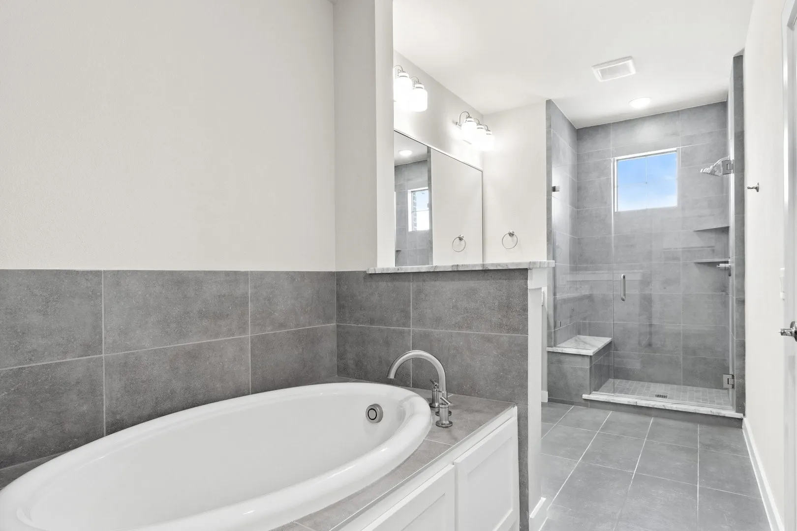 023-2888Enfield-TheColony-TX-75056-PrimaryBathroom.jpg-SMALL