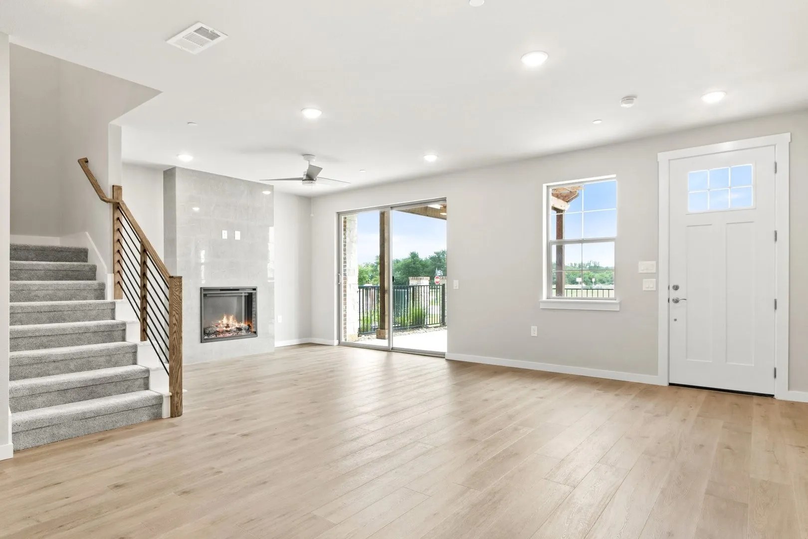 009-2888Enfield-TheColony-TX-75056-Living.jpg-SMALL