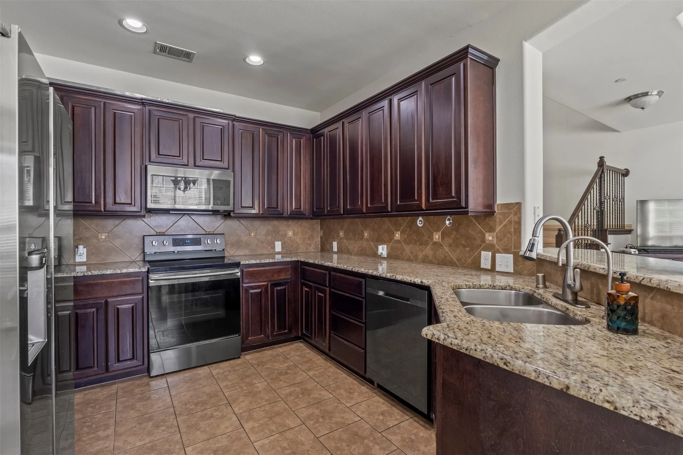 Townhouse For Sale in Dallas County , 4940 Empire Way, Irving, Texas 75038, 3 Bedroom, 3 Bathroom, 2 Garage spaces, 2,364 Sqft, built in 2012, mls#21359075, Real Estate Agent in Irving, Homes For Sale in Dallas county, Homes For Sale in Irving, Realtor in Irving Texas, Real Estate Brokerage Independent Realty Texas, Luminita Cordes Realtor