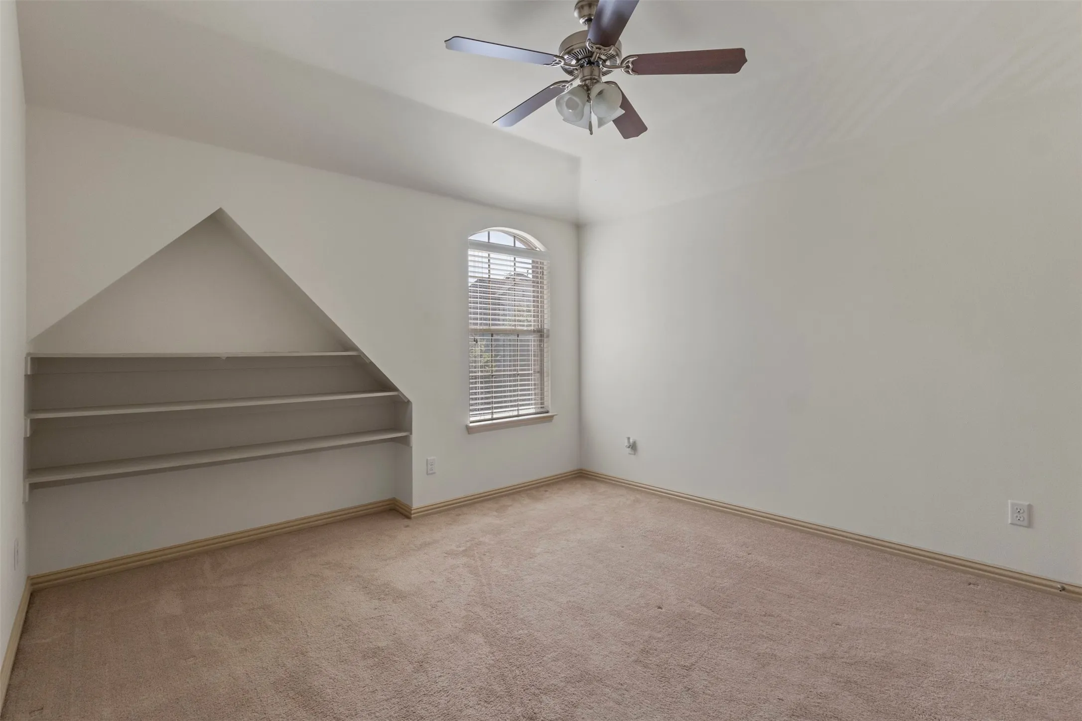 Townhouse For Sale in Dallas County , 4940 Empire Way, Irving, Texas 75038, 3 Bedroom, 3 Bathroom, 2 Garage spaces, 2,364 Sqft, built in 2012, mls#21359075, Real Estate Agent in Irving, Homes For Sale in Dallas county, Homes For Sale in Irving, Realtor in Irving Texas, Real Estate Brokerage Independent Realty Texas, Luminita Cordes Realtor