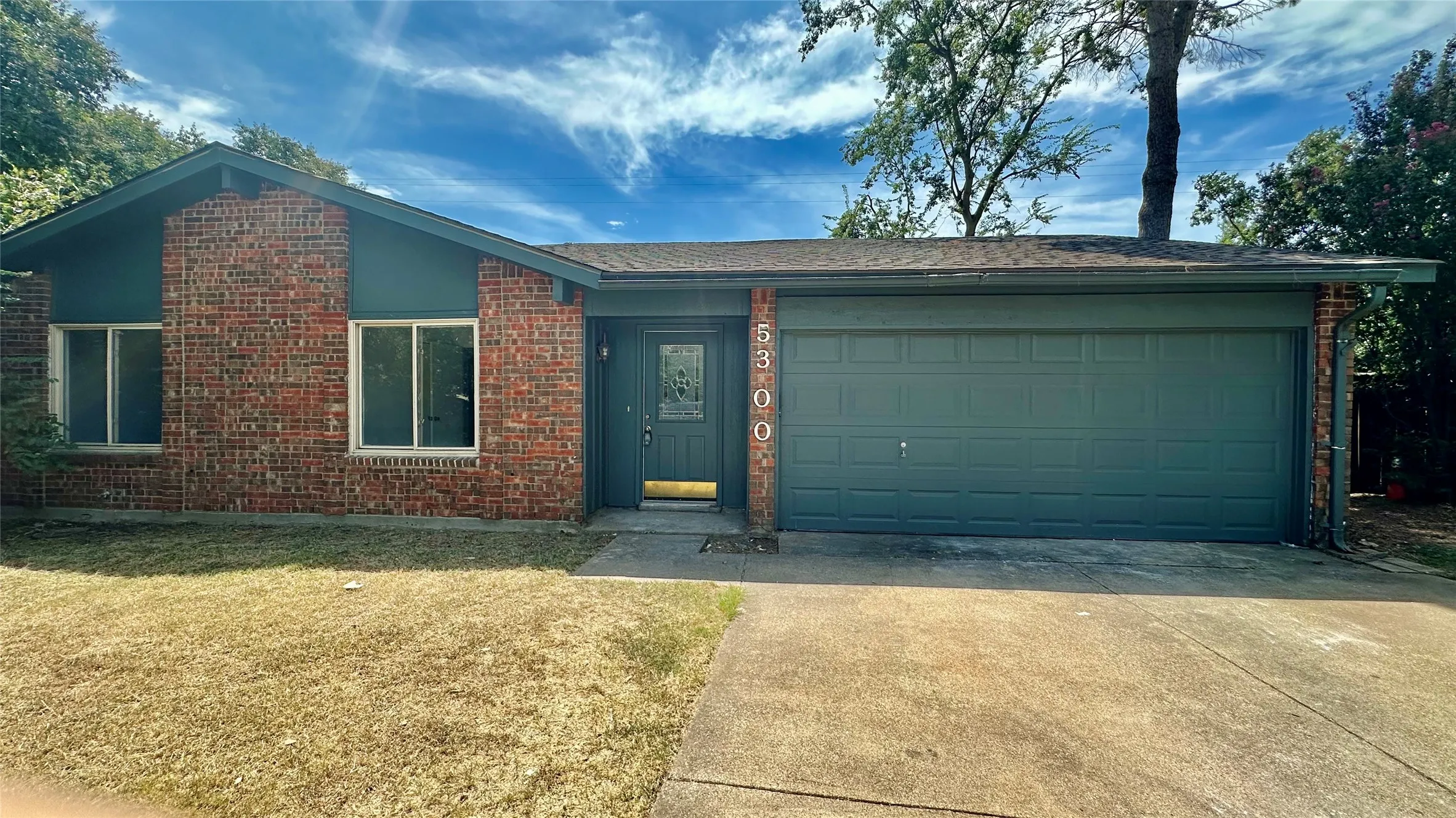Single Family Residence For Rent in Denton County , 5300 Duchess Court, Lake Dallas, Texas 75065, 3 Bedroom, 3 Bathroom, 1 Garage spaces, 1,302 Sqft, built in 1976, Price $2,100, mls#21363495, Real Estate Agent in Lake Dallas, Homes For Rent in Denton county, Homes For Rent in Lake Dallas, Realtor in Lake Dallas Texas, Real Estate Brokerage Independent Realty Texas, Luminita Cordes Realtor