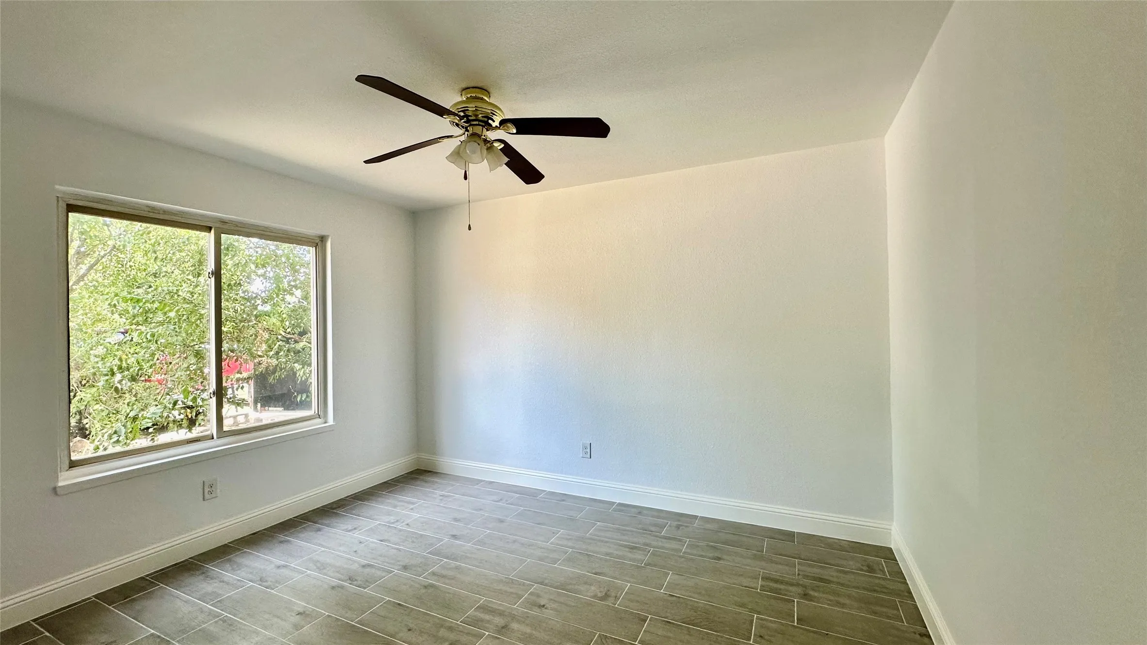 Single Family Residence For Rent in Denton County , 5300 Duchess Court, Lake Dallas, Texas 75065, 3 Bedroom, 3 Bathroom, 1 Garage spaces, 1,302 Sqft, built in 1976, Price $2,100, mls#21363495, Real Estate Agent in Lake Dallas, Homes For Rent in Denton county, Homes For Rent in Lake Dallas, Realtor in Lake Dallas Texas, Real Estate Brokerage Independent Realty Texas, Luminita Cordes Realtor