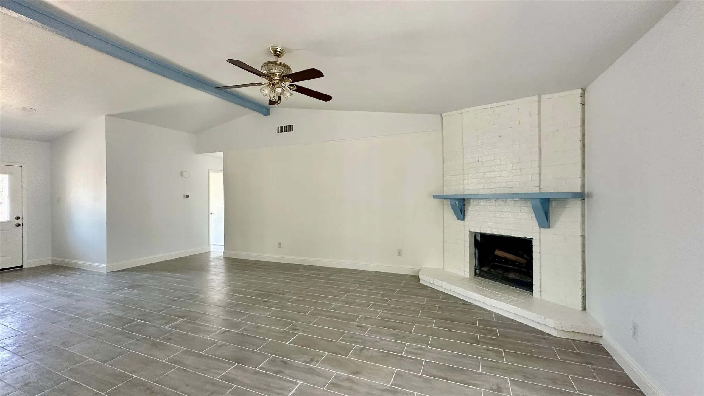 Single Family Residence For Rent in Denton County , 5300 Duchess Court, Lake Dallas, Texas 75065, 3 Bedroom, 3 Bathroom, 1 Garage spaces, 1,302 Sqft, built in 1976, Price $2,100, mls#21363495, Real Estate Agent in Lake Dallas, Homes For Rent in Denton county, Homes For Rent in Lake Dallas, Realtor in Lake Dallas Texas, Real Estate Brokerage Independent Realty Texas, Luminita Cordes Realtor