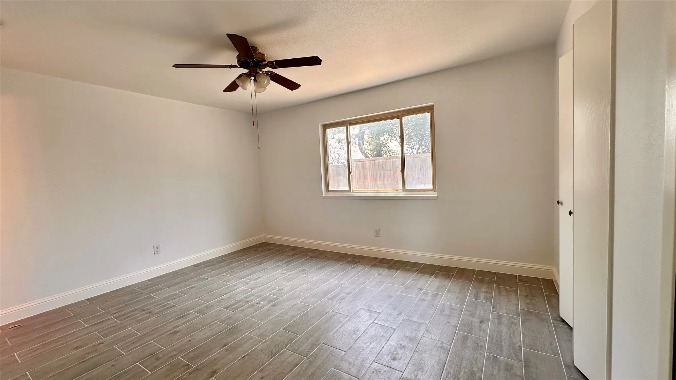 Single Family Residence For Rent in Denton County , 5300 Duchess Court, Lake Dallas, Texas 75065, 3 Bedroom, 3 Bathroom, 1 Garage spaces, 1,302 Sqft, built in 1976, Price $2,100, mls#21363495, Real Estate Agent in Lake Dallas, Homes For Rent in Denton county, Homes For Rent in Lake Dallas, Realtor in Lake Dallas Texas, Real Estate Brokerage Independent Realty Texas, Luminita Cordes Realtor