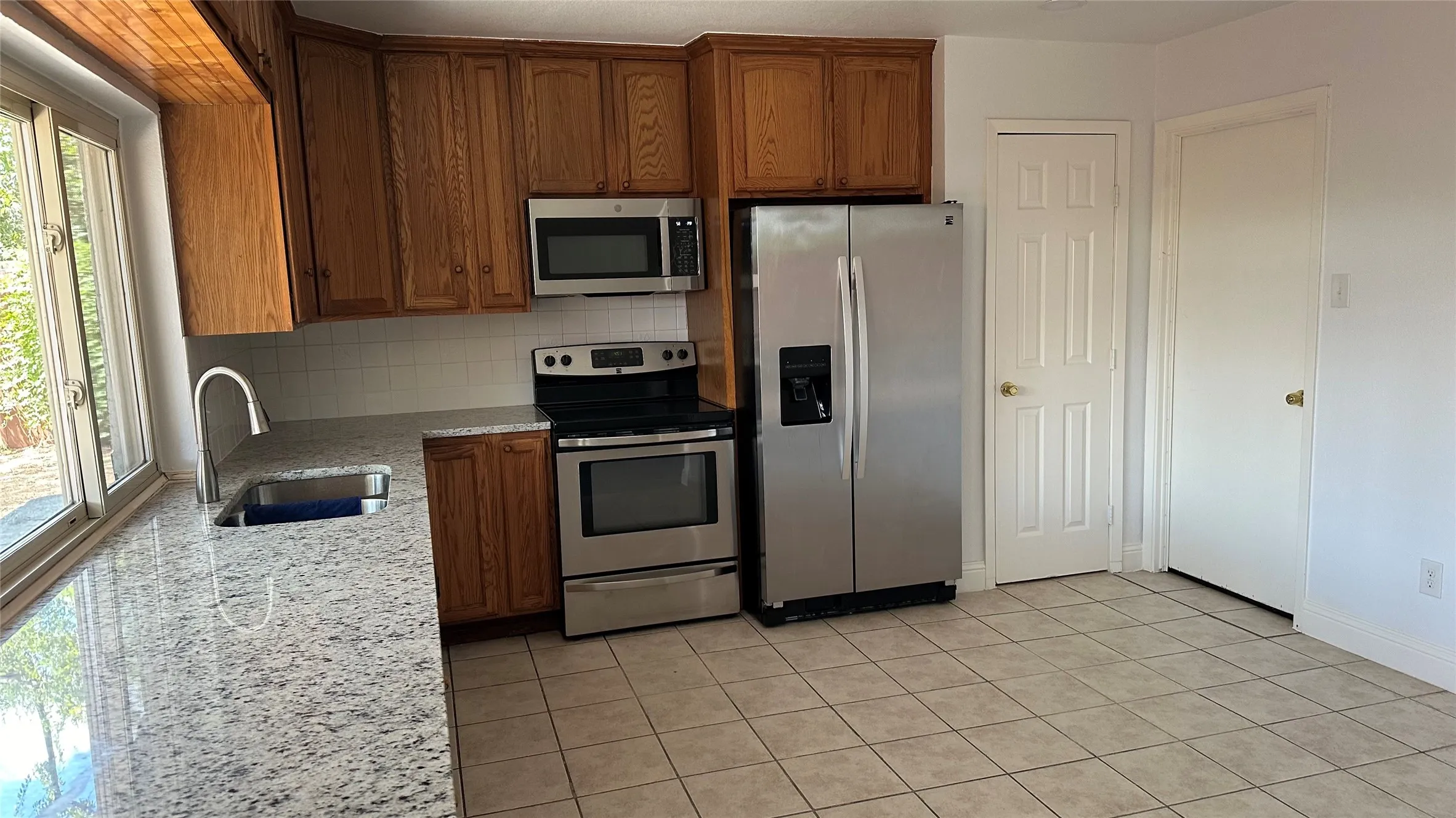 Single Family Residence For Rent in Denton County , 5300 Duchess Court, Lake Dallas, Texas 75065, 3 Bedroom, 3 Bathroom, 1 Garage spaces, 1,302 Sqft, built in 1976, Price $2,100, mls#21363495, Real Estate Agent in Lake Dallas, Homes For Rent in Denton county, Homes For Rent in Lake Dallas, Realtor in Lake Dallas Texas, Real Estate Brokerage Independent Realty Texas, Luminita Cordes Realtor