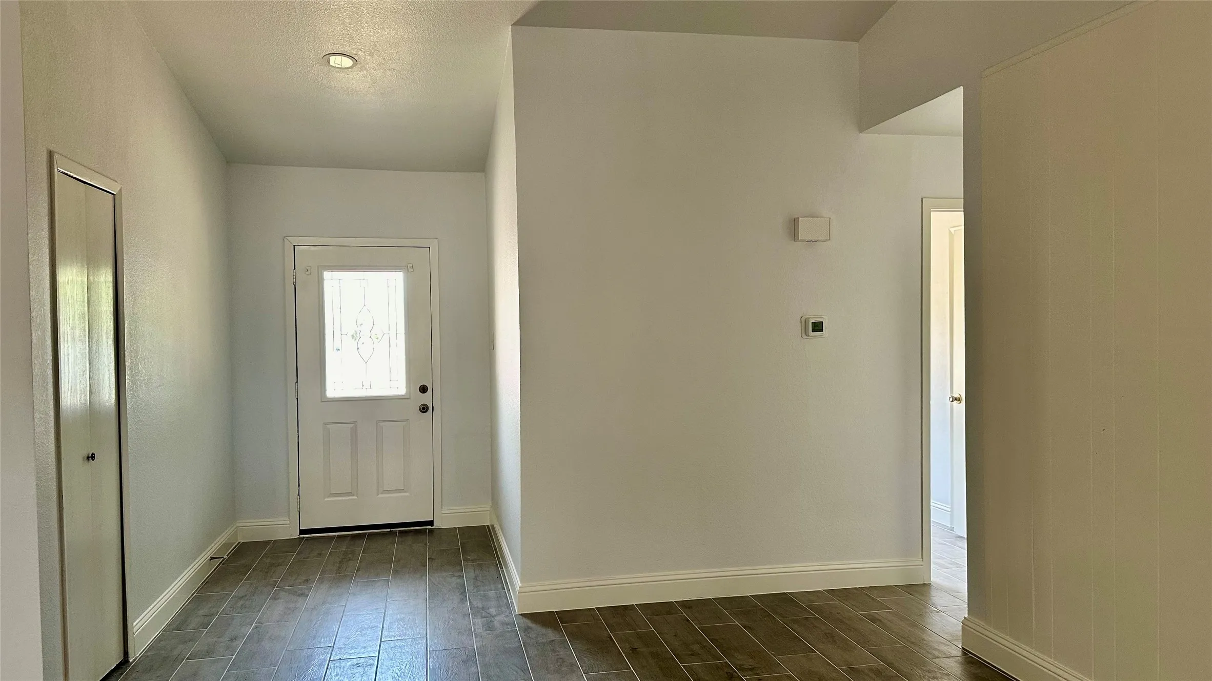 Single Family Residence For Rent in Denton County , 5300 Duchess Court, Lake Dallas, Texas 75065, 3 Bedroom, 3 Bathroom, 1 Garage spaces, 1,302 Sqft, built in 1976, Price $2,100, mls#21363495, Real Estate Agent in Lake Dallas, Homes For Rent in Denton county, Homes For Rent in Lake Dallas, Realtor in Lake Dallas Texas, Real Estate Brokerage Independent Realty Texas, Luminita Cordes Realtor