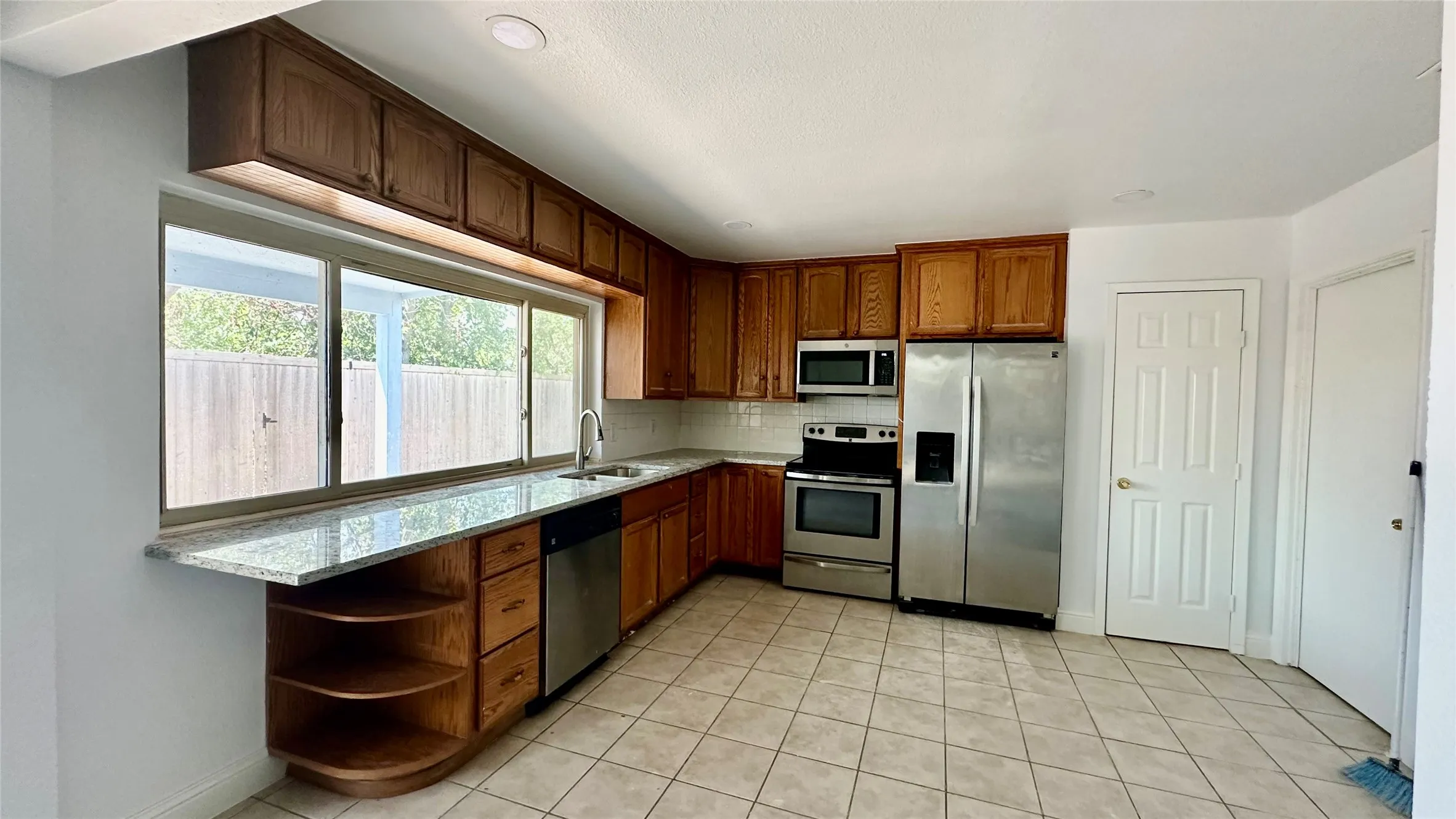 Single Family Residence For Rent in Denton County , 5300 Duchess Court, Lake Dallas, Texas 75065, 3 Bedroom, 3 Bathroom, 1 Garage spaces, 1,302 Sqft, built in 1976, Price $2,100, mls#21363495, Real Estate Agent in Lake Dallas, Homes For Rent in Denton county, Homes For Rent in Lake Dallas, Realtor in Lake Dallas Texas, Real Estate Brokerage Independent Realty Texas, Luminita Cordes Realtor