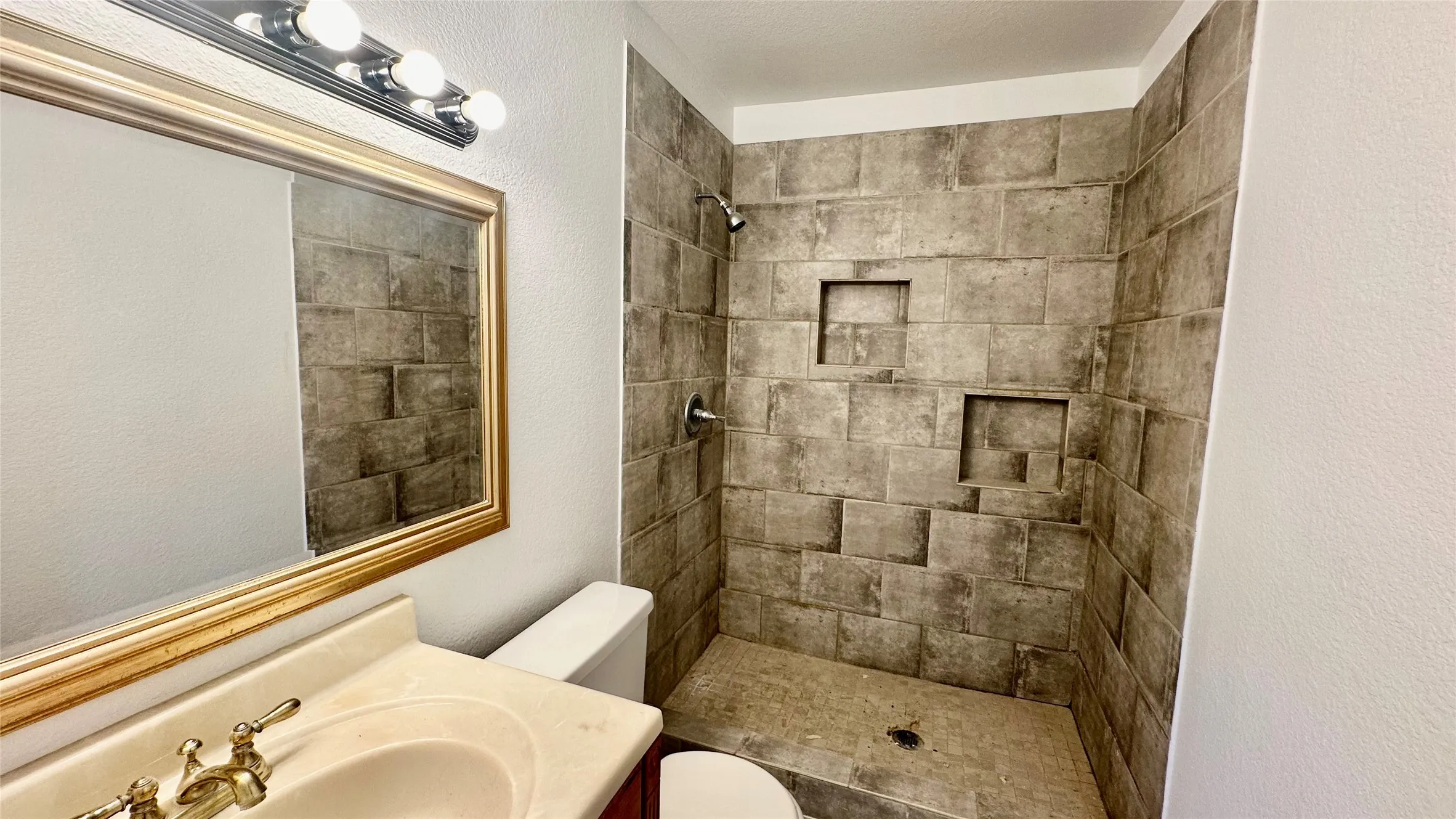 Single Family Residence For Rent in Denton County , 5300 Duchess Court, Lake Dallas, Texas 75065, 3 Bedroom, 3 Bathroom, 1 Garage spaces, 1,302 Sqft, built in 1976, Price $2,100, mls#21363495, Real Estate Agent in Lake Dallas, Homes For Rent in Denton county, Homes For Rent in Lake Dallas, Realtor in Lake Dallas Texas, Real Estate Brokerage Independent Realty Texas, Luminita Cordes Realtor