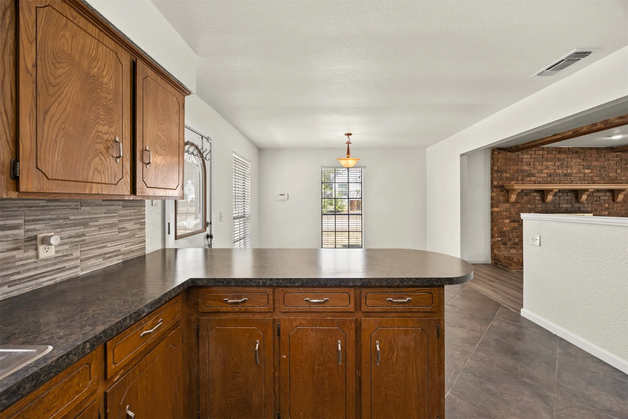Single Family Residence For Sale in Collin County , 303 Georgia Avenue, Anna, Texas 75409, 3 Bedroom, 1 Bathroom, Garage spaces, 1,380 Sqft, built in 1974, mls#21358512, Real Estate Agent in Anna, Homes For Sale in Collin county, Homes For Sale in Anna, Realtor in Anna Texas, Real Estate Brokerage Independent Realty Texas, Luminita Cordes Realtor