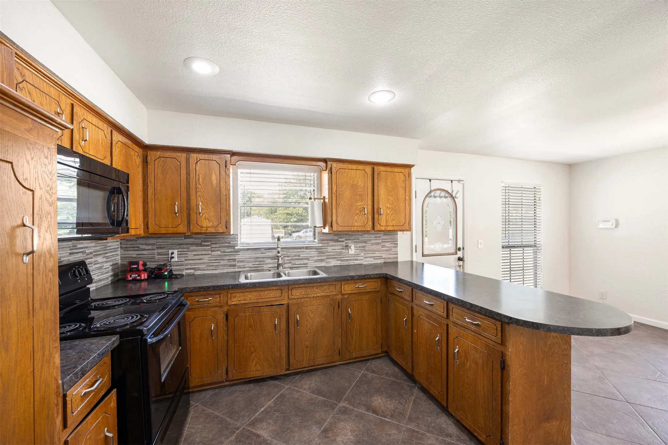 Single Family Residence For Sale in Collin County , 303 Georgia Avenue, Anna, Texas 75409, 3 Bedroom, 1 Bathroom, Garage spaces, 1,380 Sqft, built in 1974, mls#21358512, Real Estate Agent in Anna, Homes For Sale in Collin county, Homes For Sale in Anna, Realtor in Anna Texas, Real Estate Brokerage Independent Realty Texas, Luminita Cordes Realtor