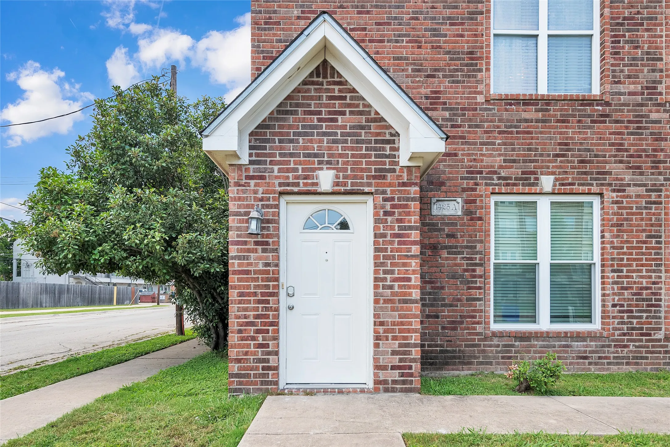 Duplex For Sale in Mc Lennan County , 1425 James Avenue, Waco, Texas 76706, 8 Bedroom, 4 Bathroom, Garage spaces, 0 Sqft, built in 2006, Price $569,000, mls#21360543, Real Estate Agent in Waco, Homes For Sale in Mc Lennan county, Homes For Sale in Waco, Realtor in Waco Texas, Real Estate Brokerage Independent Realty Texas, Luminita Cordes Realtor