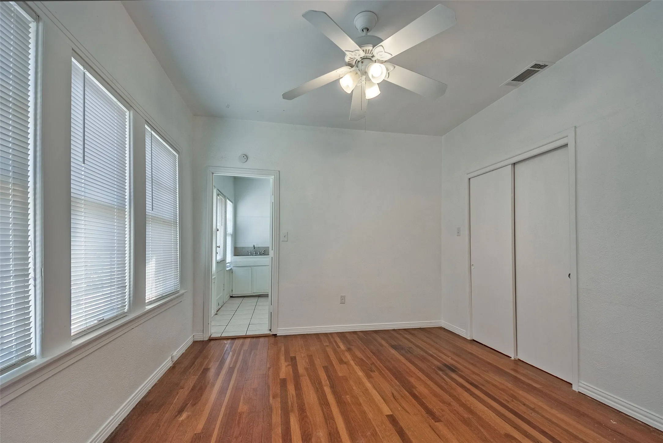 Duplex For Rent in Dallas County , 5407 Worth Street, Dallas, Texas 75214, 1 Bedroom, 1 Bathroom, 1 Garage spaces, 692 Sqft, built in 1915, mls#21361626, Real Estate Agent in Dallas, Homes For Rent in Dallas county, Homes For Rent in Dallas, Realtor in Dallas Texas, Real Estate Brokerage Independent Realty Texas, Luminita Cordes Realtor
