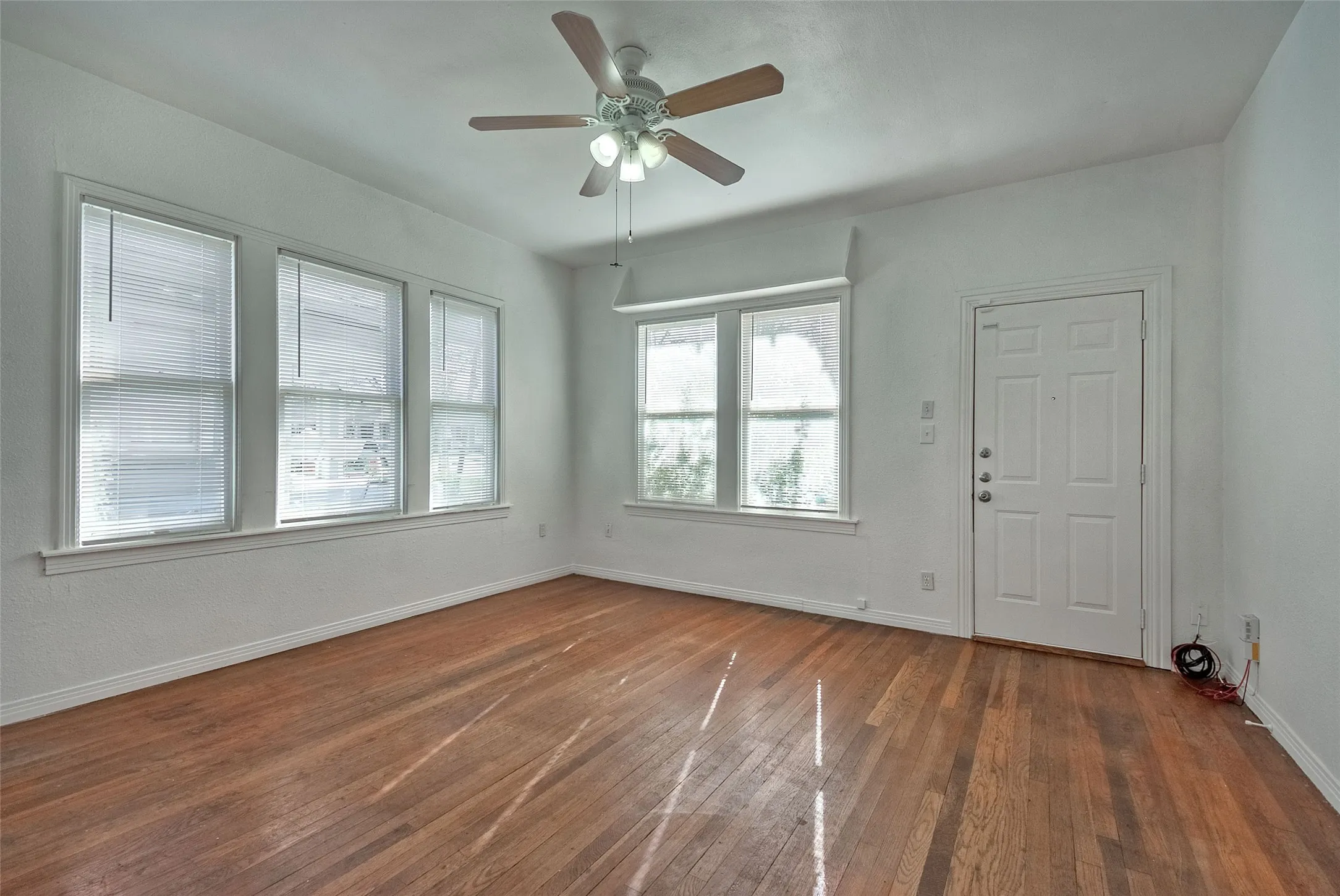Duplex For Rent in Dallas County , 5407 Worth Street, Dallas, Texas 75214, 1 Bedroom, 1 Bathroom, 1 Garage spaces, 692 Sqft, built in 1915, mls#21361626, Real Estate Agent in Dallas, Homes For Rent in Dallas county, Homes For Rent in Dallas, Realtor in Dallas Texas, Real Estate Brokerage Independent Realty Texas, Luminita Cordes Realtor