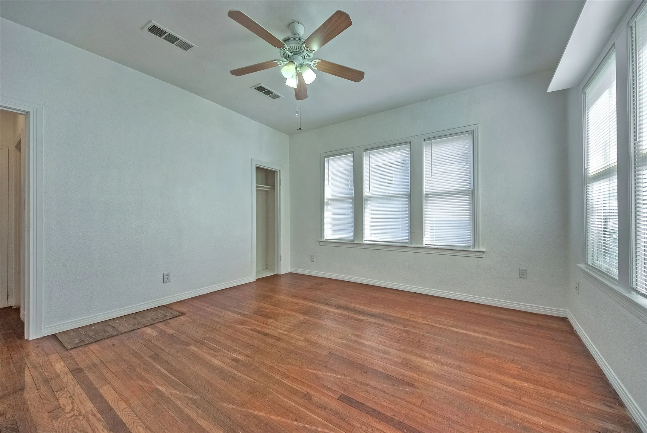 Duplex For Rent in Dallas County , 5407 Worth Street, Dallas, Texas 75214, 1 Bedroom, 1 Bathroom, 1 Garage spaces, 692 Sqft, built in 1915, mls#21361626, Real Estate Agent in Dallas, Homes For Rent in Dallas county, Homes For Rent in Dallas, Realtor in Dallas Texas, Real Estate Brokerage Independent Realty Texas, Luminita Cordes Realtor