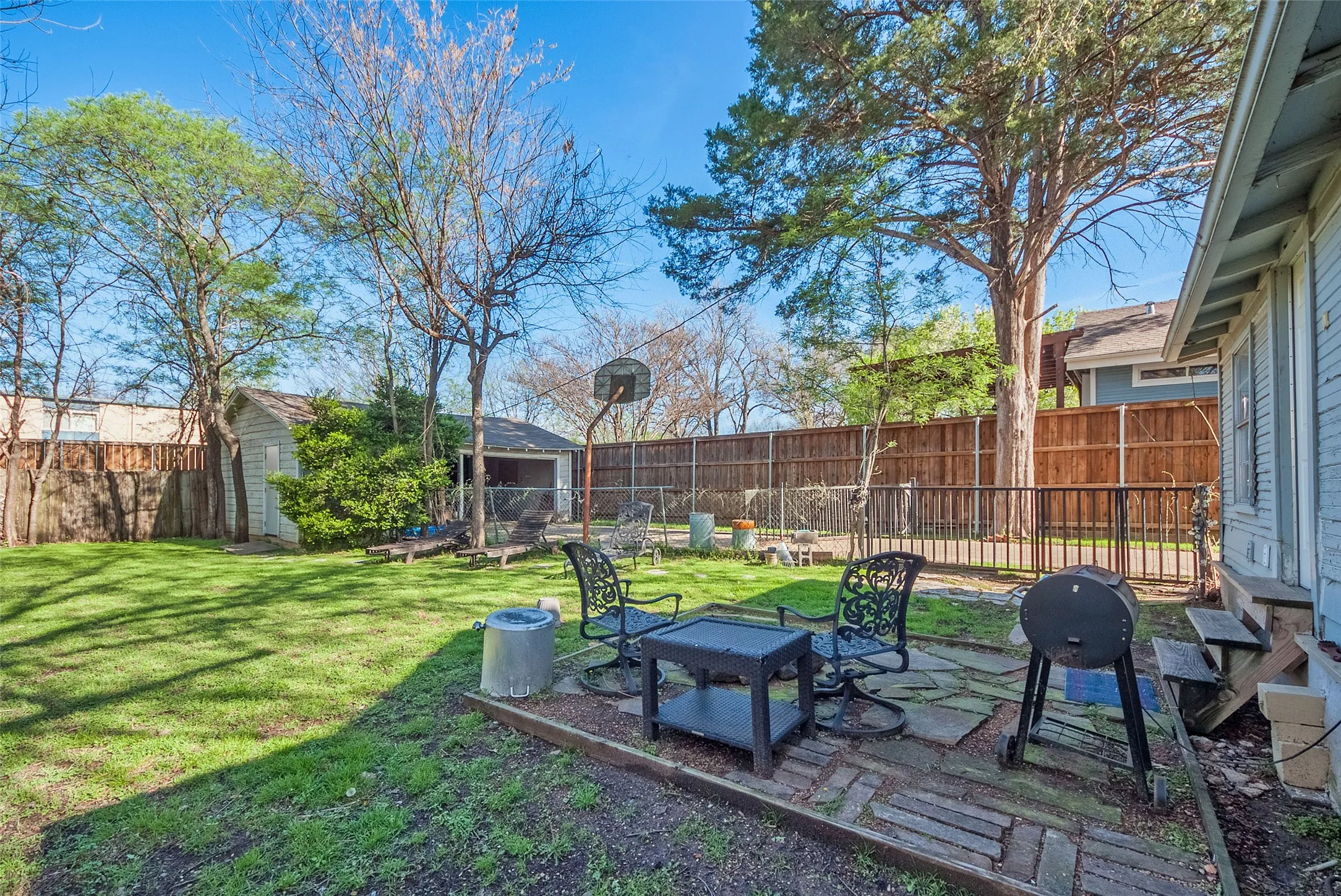 Duplex For Rent in Dallas County , 5407 Worth Street, Dallas, Texas 75214, 1 Bedroom, 1 Bathroom, 1 Garage spaces, 692 Sqft, built in 1915, mls#21361626, Real Estate Agent in Dallas, Homes For Rent in Dallas county, Homes For Rent in Dallas, Realtor in Dallas Texas, Real Estate Brokerage Independent Realty Texas, Luminita Cordes Realtor