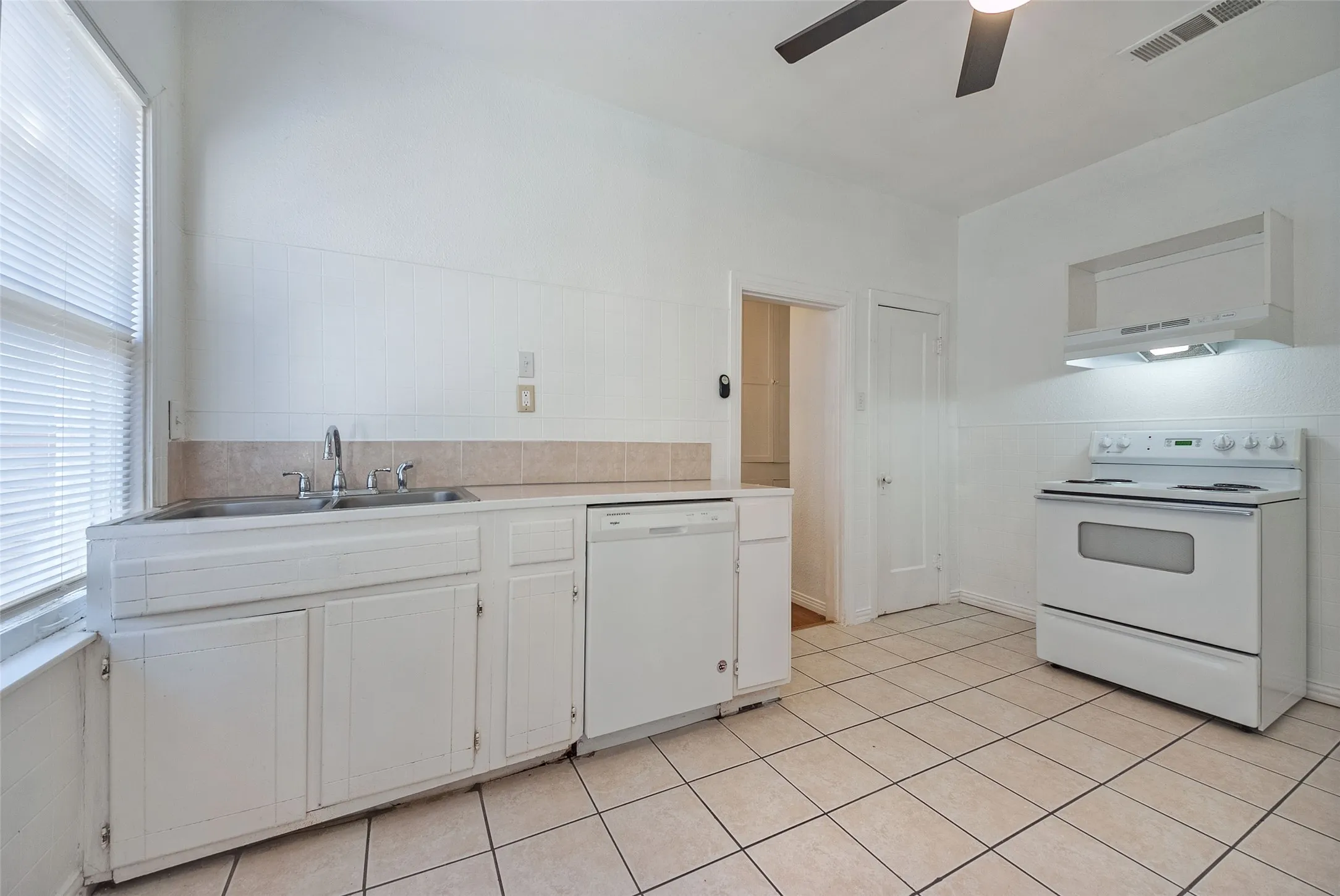 Duplex For Rent in Dallas County , 5407 Worth Street, Dallas, Texas 75214, 1 Bedroom, 1 Bathroom, 1 Garage spaces, 692 Sqft, built in 1915, mls#21361626, Real Estate Agent in Dallas, Homes For Rent in Dallas county, Homes For Rent in Dallas, Realtor in Dallas Texas, Real Estate Brokerage Independent Realty Texas, Luminita Cordes Realtor