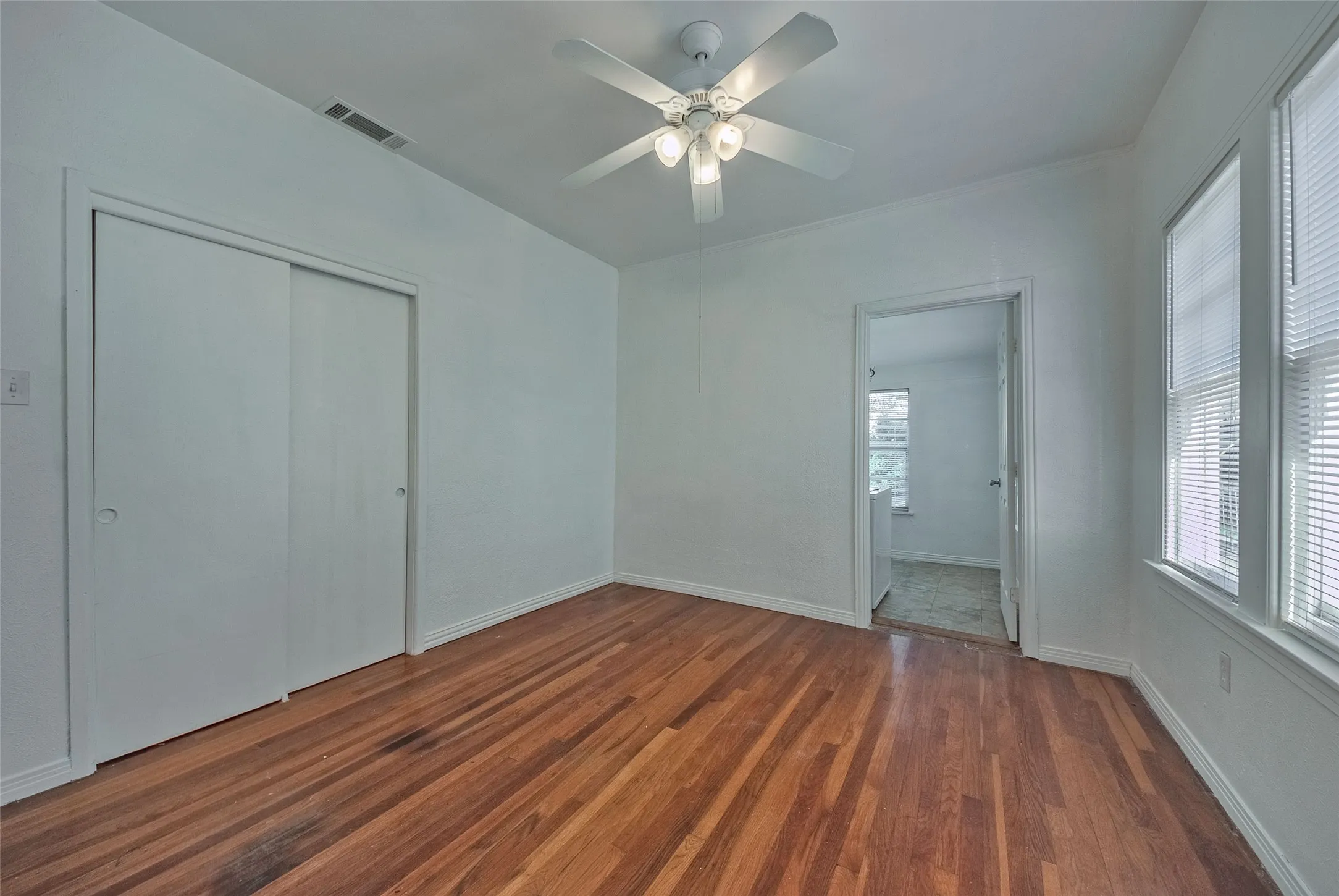 Duplex For Rent in Dallas County , 5407 Worth Street, Dallas, Texas 75214, 1 Bedroom, 1 Bathroom, 1 Garage spaces, 692 Sqft, built in 1915, mls#21361626, Real Estate Agent in Dallas, Homes For Rent in Dallas county, Homes For Rent in Dallas, Realtor in Dallas Texas, Real Estate Brokerage Independent Realty Texas, Luminita Cordes Realtor