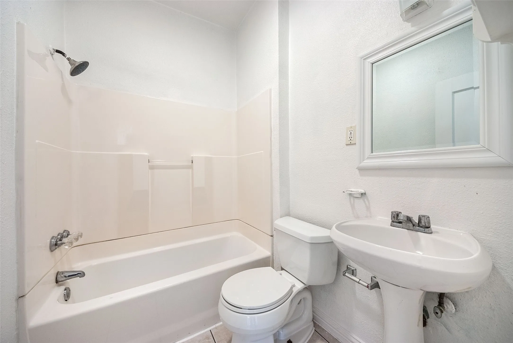 Duplex For Rent in Dallas County , 5407 Worth Street, Dallas, Texas 75214, 1 Bedroom, 1 Bathroom, 1 Garage spaces, 692 Sqft, built in 1915, mls#21361626, Real Estate Agent in Dallas, Homes For Rent in Dallas county, Homes For Rent in Dallas, Realtor in Dallas Texas, Real Estate Brokerage Independent Realty Texas, Luminita Cordes Realtor