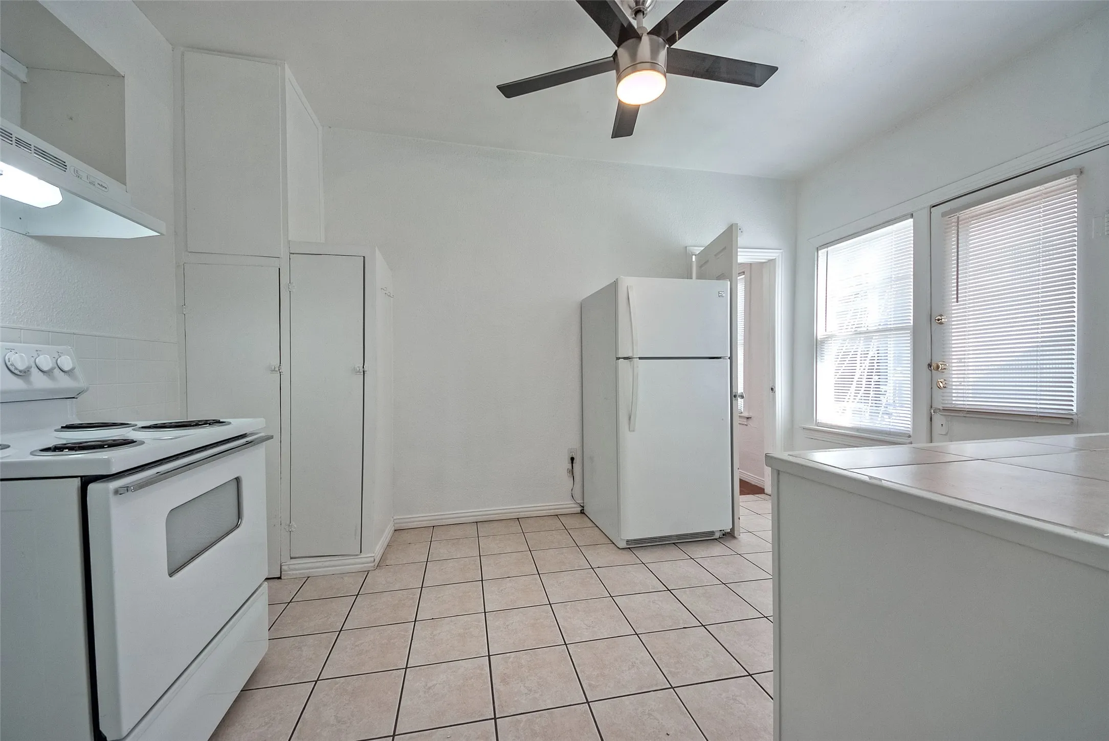 Duplex For Rent in Dallas County , 5407 Worth Street, Dallas, Texas 75214, 1 Bedroom, 1 Bathroom, 1 Garage spaces, 692 Sqft, built in 1915, mls#21361626, Real Estate Agent in Dallas, Homes For Rent in Dallas county, Homes For Rent in Dallas, Realtor in Dallas Texas, Real Estate Brokerage Independent Realty Texas, Luminita Cordes Realtor