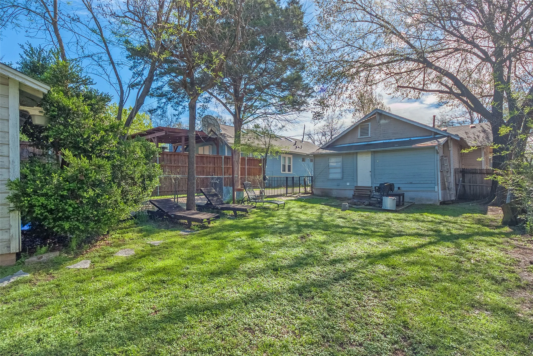 Duplex For Rent in Dallas County , 5407 Worth Street, Dallas, Texas 75214, 1 Bedroom, 1 Bathroom, 1 Garage spaces, 692 Sqft, built in 1915, mls#21361626, Real Estate Agent in Dallas, Homes For Rent in Dallas county, Homes For Rent in Dallas, Realtor in Dallas Texas, Real Estate Brokerage Independent Realty Texas, Luminita Cordes Realtor