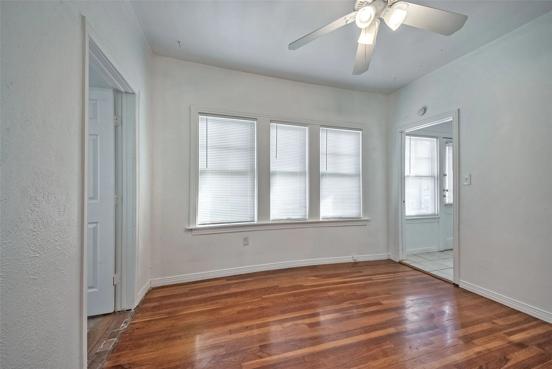 Duplex For Rent in Dallas County , 5407 Worth Street, Dallas, Texas 75214, 1 Bedroom, 1 Bathroom, 1 Garage spaces, 692 Sqft, built in 1915, mls#21361626, Real Estate Agent in Dallas, Homes For Rent in Dallas county, Homes For Rent in Dallas, Realtor in Dallas Texas, Real Estate Brokerage Independent Realty Texas, Luminita Cordes Realtor