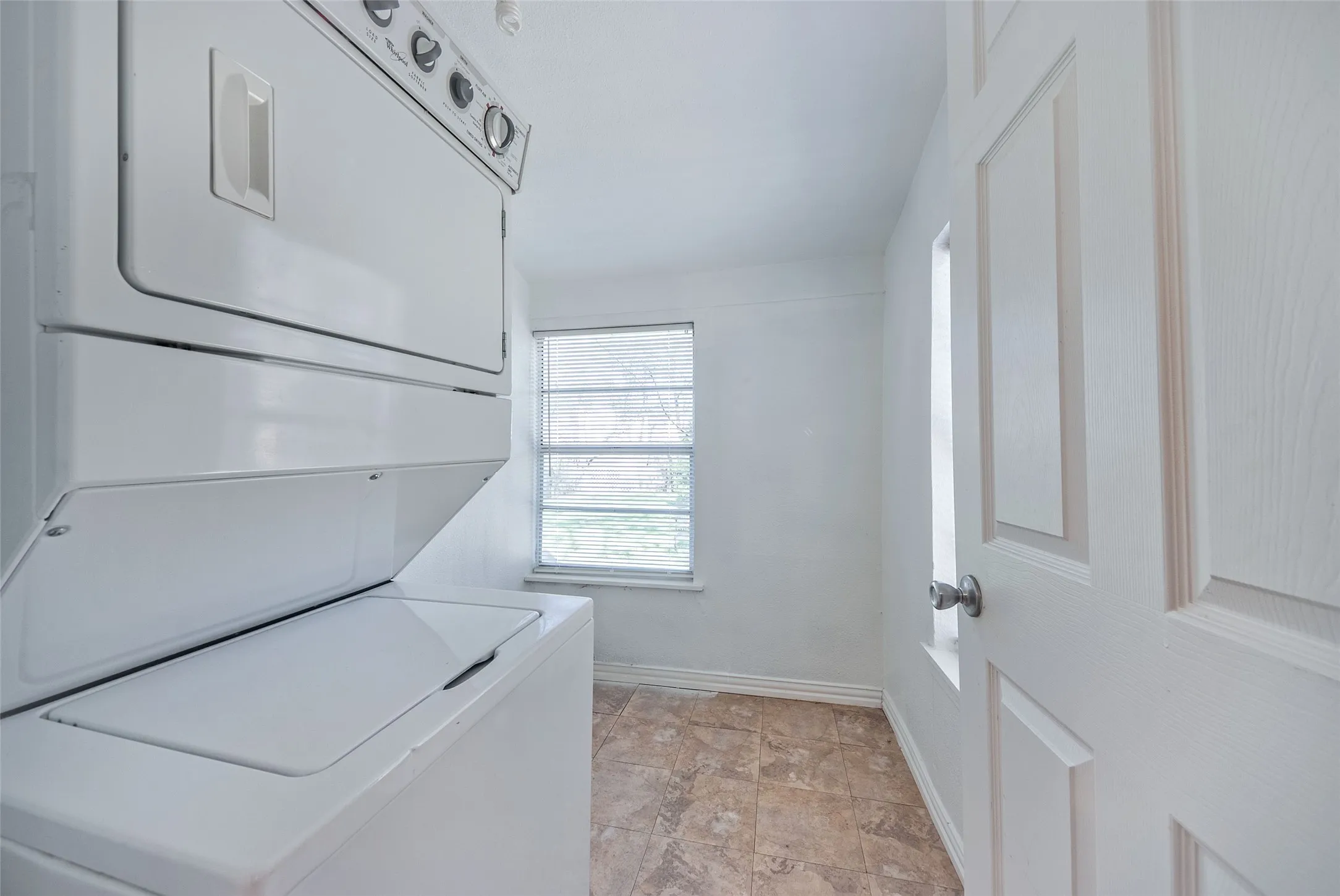 Duplex For Rent in Dallas County , 5407 Worth Street, Dallas, Texas 75214, 1 Bedroom, 1 Bathroom, 1 Garage spaces, 692 Sqft, built in 1915, mls#21361626, Real Estate Agent in Dallas, Homes For Rent in Dallas county, Homes For Rent in Dallas, Realtor in Dallas Texas, Real Estate Brokerage Independent Realty Texas, Luminita Cordes Realtor