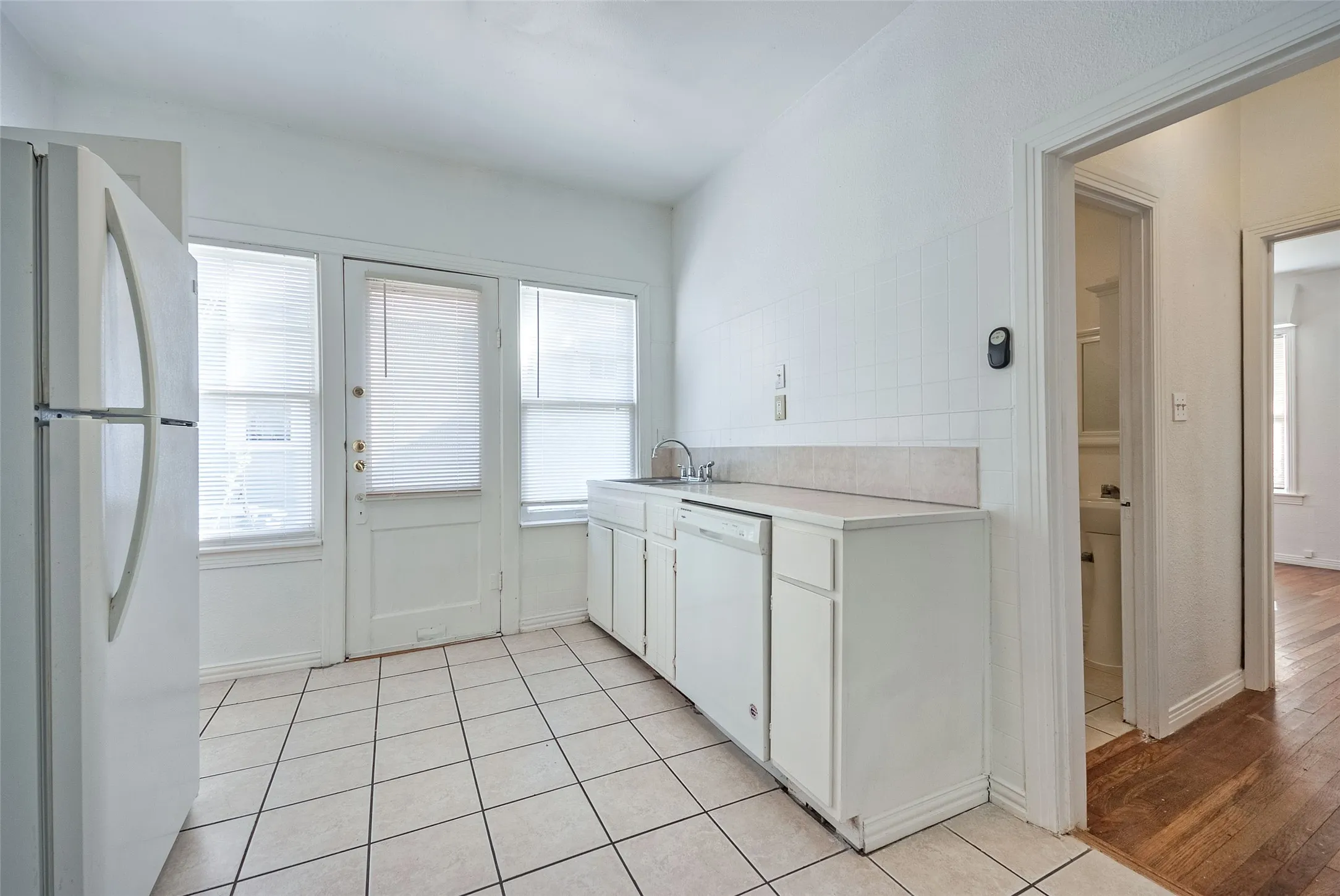 Duplex For Rent in Dallas County , 5407 Worth Street, Dallas, Texas 75214, 1 Bedroom, 1 Bathroom, 1 Garage spaces, 692 Sqft, built in 1915, mls#21361626, Real Estate Agent in Dallas, Homes For Rent in Dallas county, Homes For Rent in Dallas, Realtor in Dallas Texas, Real Estate Brokerage Independent Realty Texas, Luminita Cordes Realtor