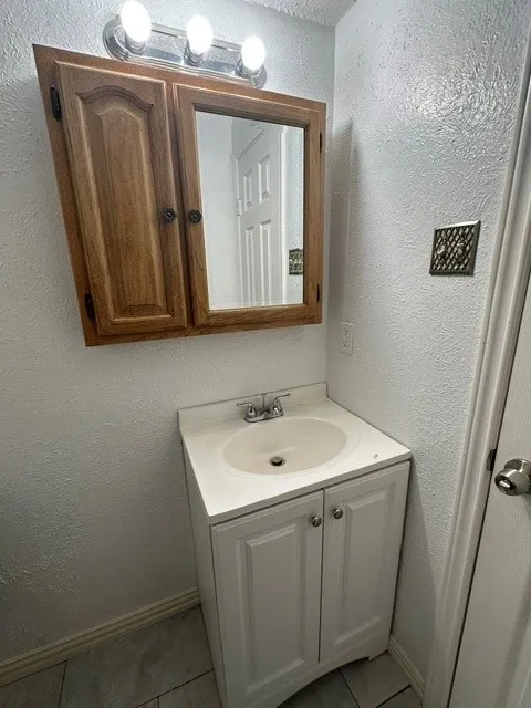 Guest Bathroom in hallway