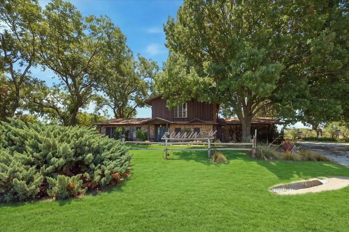 Single Family Residence For Sale in Eastland County , 6221 Highway 8, Desdemona, Texas 76445, 4 Bedroom, 3 Bathroom, 3 Garage spaces, 2,551 Sqft, built in 1980, mls#21363501, Real Estate Agent in Desdemona, Homes For Sale in Eastland county, Homes For Sale in Desdemona, Realtor in Desdemona Texas, Real Estate Brokerage Independent Realty Texas, Luminita Cordes Realtor