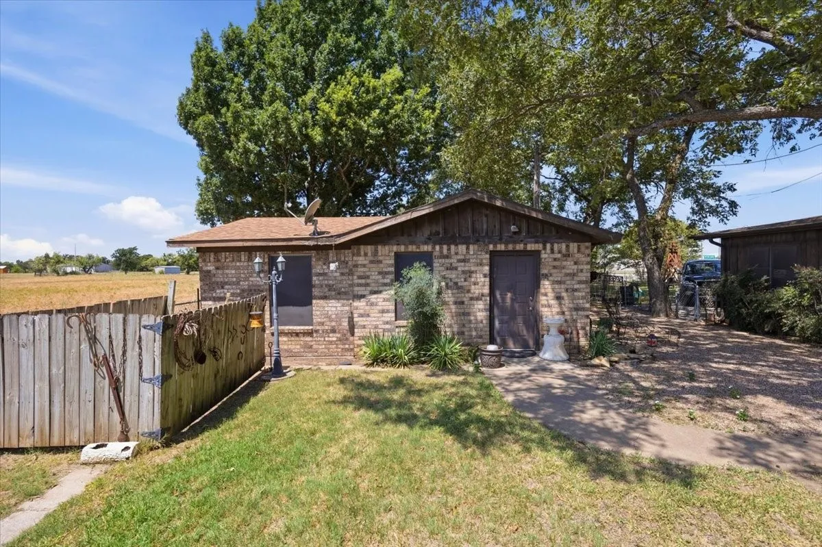Single Family Residence For Sale in Eastland County , 6221 Highway 8, Desdemona, Texas 76445, 4 Bedroom, 3 Bathroom, 3 Garage spaces, 2,551 Sqft, built in 1980, mls#21363501, Real Estate Agent in Desdemona, Homes For Sale in Eastland county, Homes For Sale in Desdemona, Realtor in Desdemona Texas, Real Estate Brokerage Independent Realty Texas, Luminita Cordes Realtor