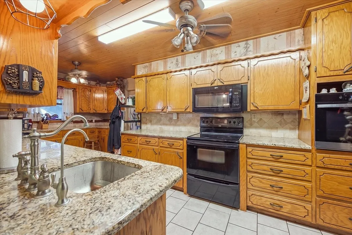 Single Family Residence For Sale in Eastland County , 6221 Highway 8, Desdemona, Texas 76445, 4 Bedroom, 3 Bathroom, 3 Garage spaces, 2,551 Sqft, built in 1980, mls#21363501, Real Estate Agent in Desdemona, Homes For Sale in Eastland county, Homes For Sale in Desdemona, Realtor in Desdemona Texas, Real Estate Brokerage Independent Realty Texas, Luminita Cordes Realtor