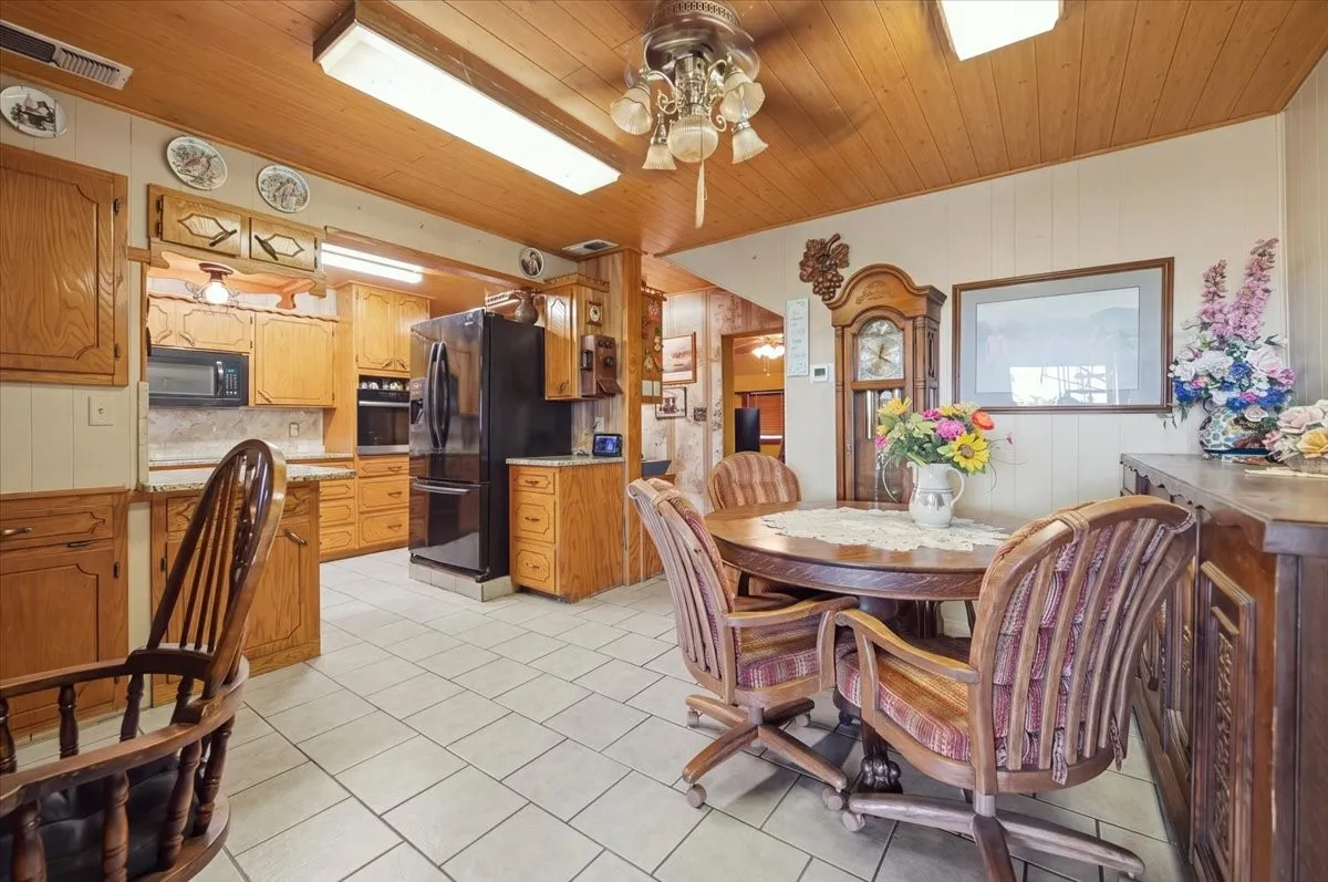 Single Family Residence For Sale in Eastland County , 6221 Highway 8, Desdemona, Texas 76445, 4 Bedroom, 3 Bathroom, 3 Garage spaces, 2,551 Sqft, built in 1980, mls#21363501, Real Estate Agent in Desdemona, Homes For Sale in Eastland county, Homes For Sale in Desdemona, Realtor in Desdemona Texas, Real Estate Brokerage Independent Realty Texas, Luminita Cordes Realtor
