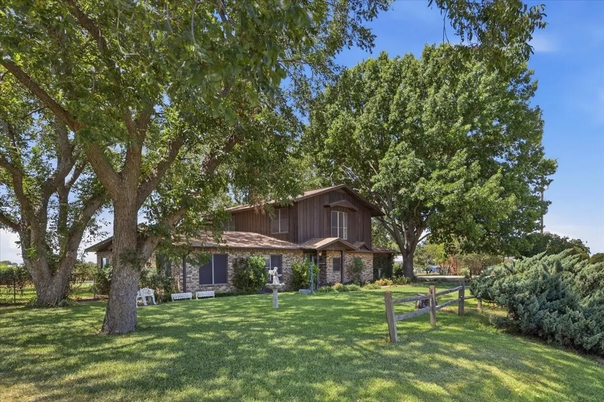 Single Family Residence For Sale in Eastland County , 6221 Highway 8, Desdemona, Texas 76445, 4 Bedroom, 3 Bathroom, 3 Garage spaces, 2,551 Sqft, built in 1980, mls#21363501, Real Estate Agent in Desdemona, Homes For Sale in Eastland county, Homes For Sale in Desdemona, Realtor in Desdemona Texas, Real Estate Brokerage Independent Realty Texas, Luminita Cordes Realtor