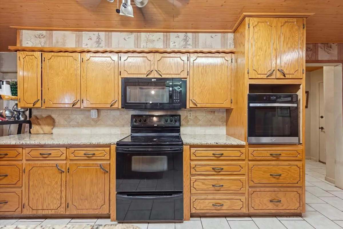 Single Family Residence For Sale in Eastland County , 6221 Highway 8, Desdemona, Texas 76445, 4 Bedroom, 3 Bathroom, 3 Garage spaces, 2,551 Sqft, built in 1980, mls#21363501, Real Estate Agent in Desdemona, Homes For Sale in Eastland county, Homes For Sale in Desdemona, Realtor in Desdemona Texas, Real Estate Brokerage Independent Realty Texas, Luminita Cordes Realtor